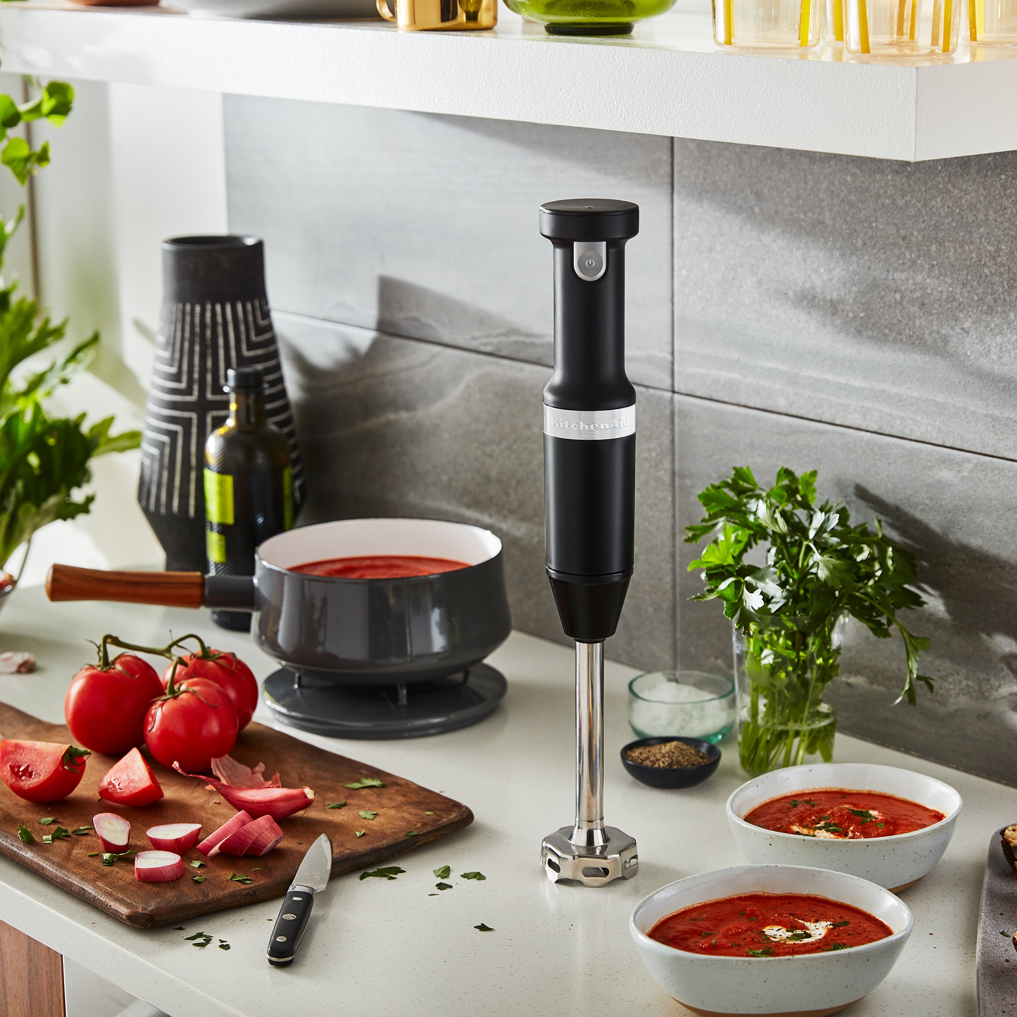 Licuadora de inmersión con control de pulso de 60 vatios y 5 velocidades de KitchenAid con tarro de accesorios (rojo imperial) KHBBV53ER
