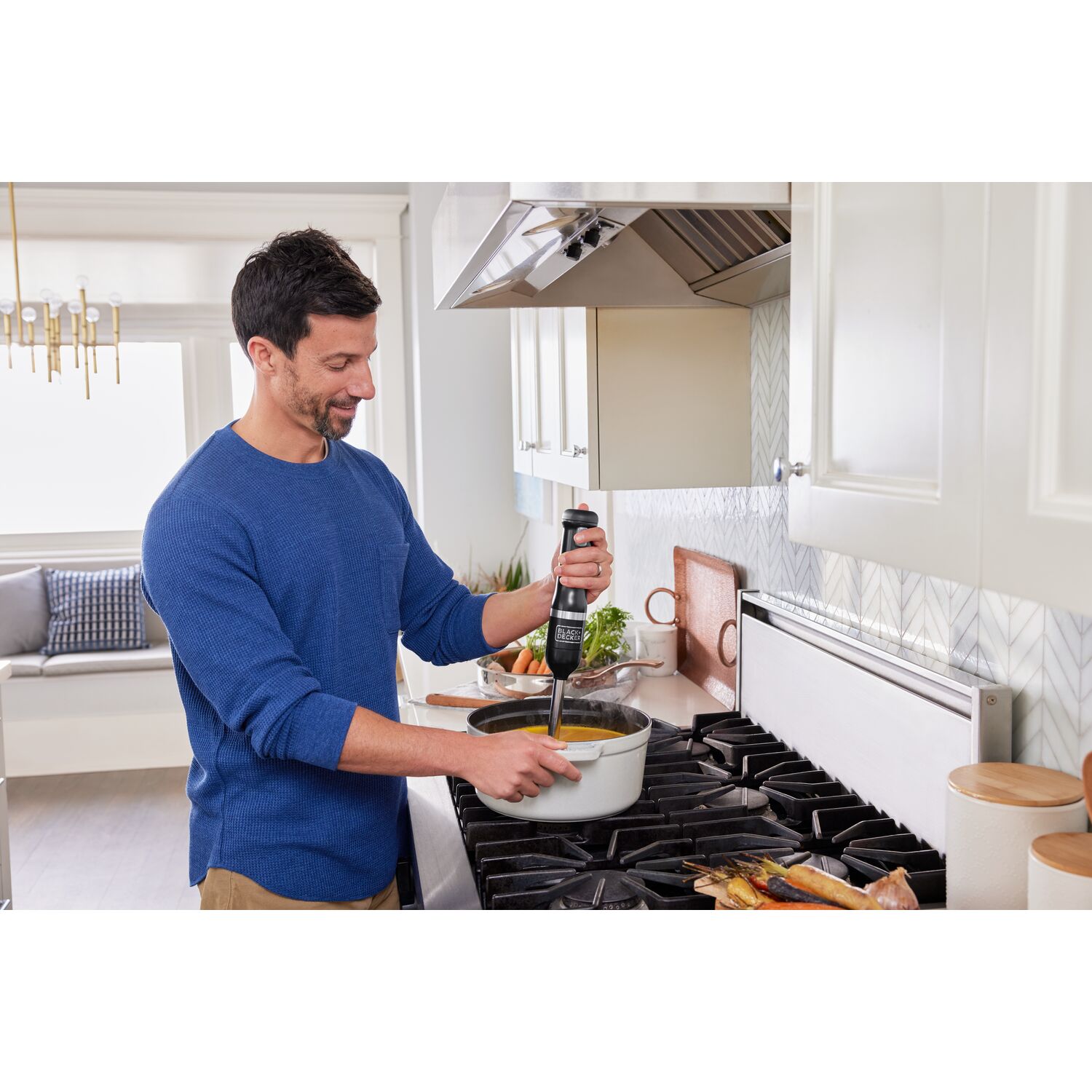 Licuadora de inmersión BLACK+DECKER de 5 velocidades y 220 watts con tarro accesorio (negro)