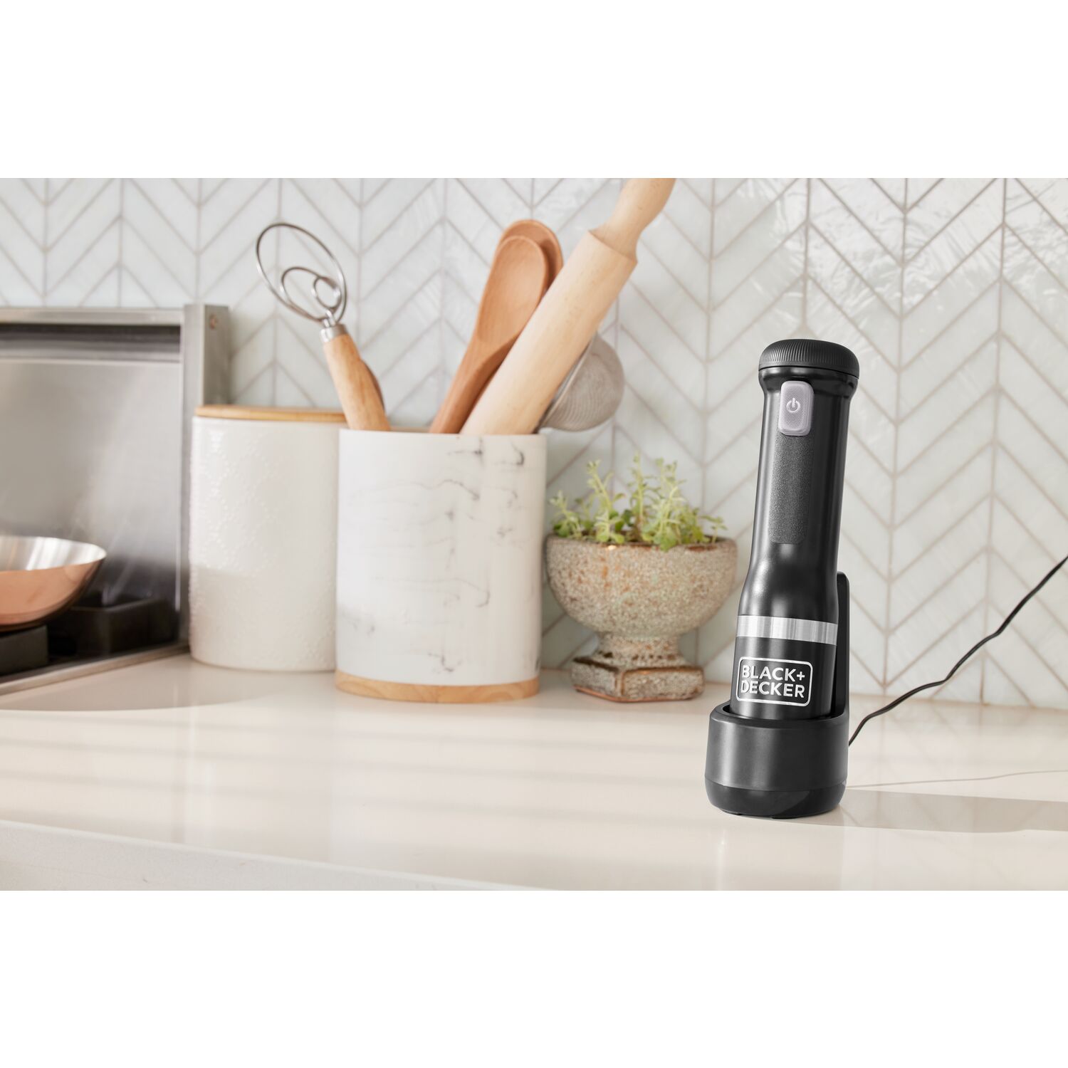 Licuadora de inmersión BLACK+DECKER de 5 velocidades y 220 watts con tarro accesorio (negro)