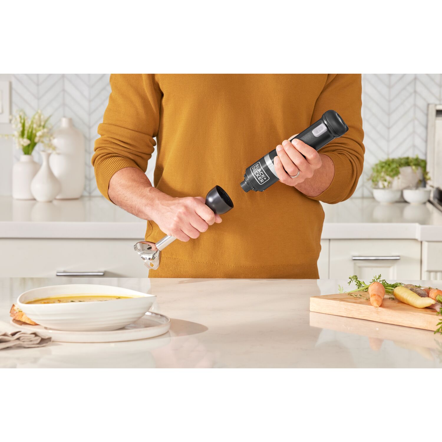 Licuadora de inmersión BLACK+DECKER de 5 velocidades y 220 watts con tarro accesorio (negro)