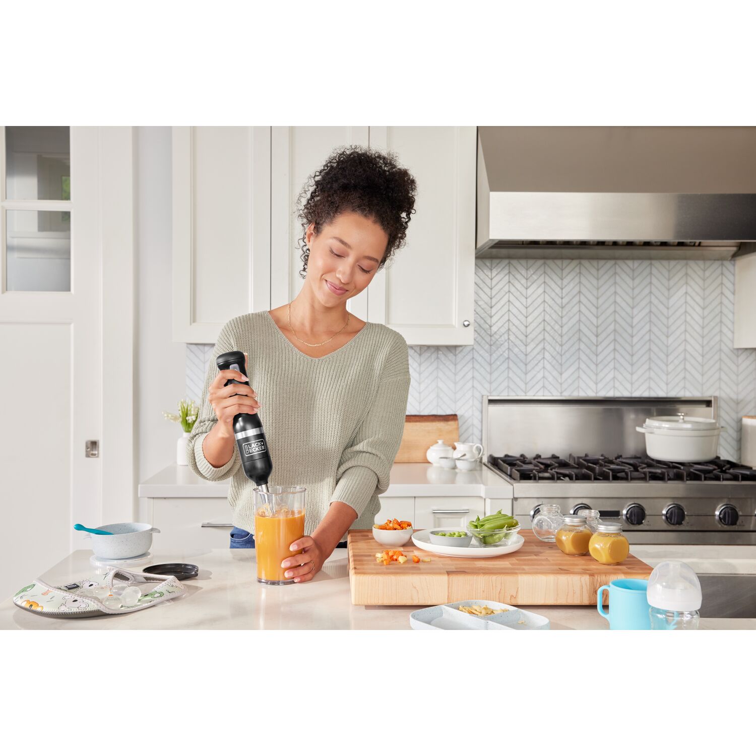 Licuadora de inmersión BLACK+DECKER de 5 velocidades y 220 watts con tarro accesorio (negro)