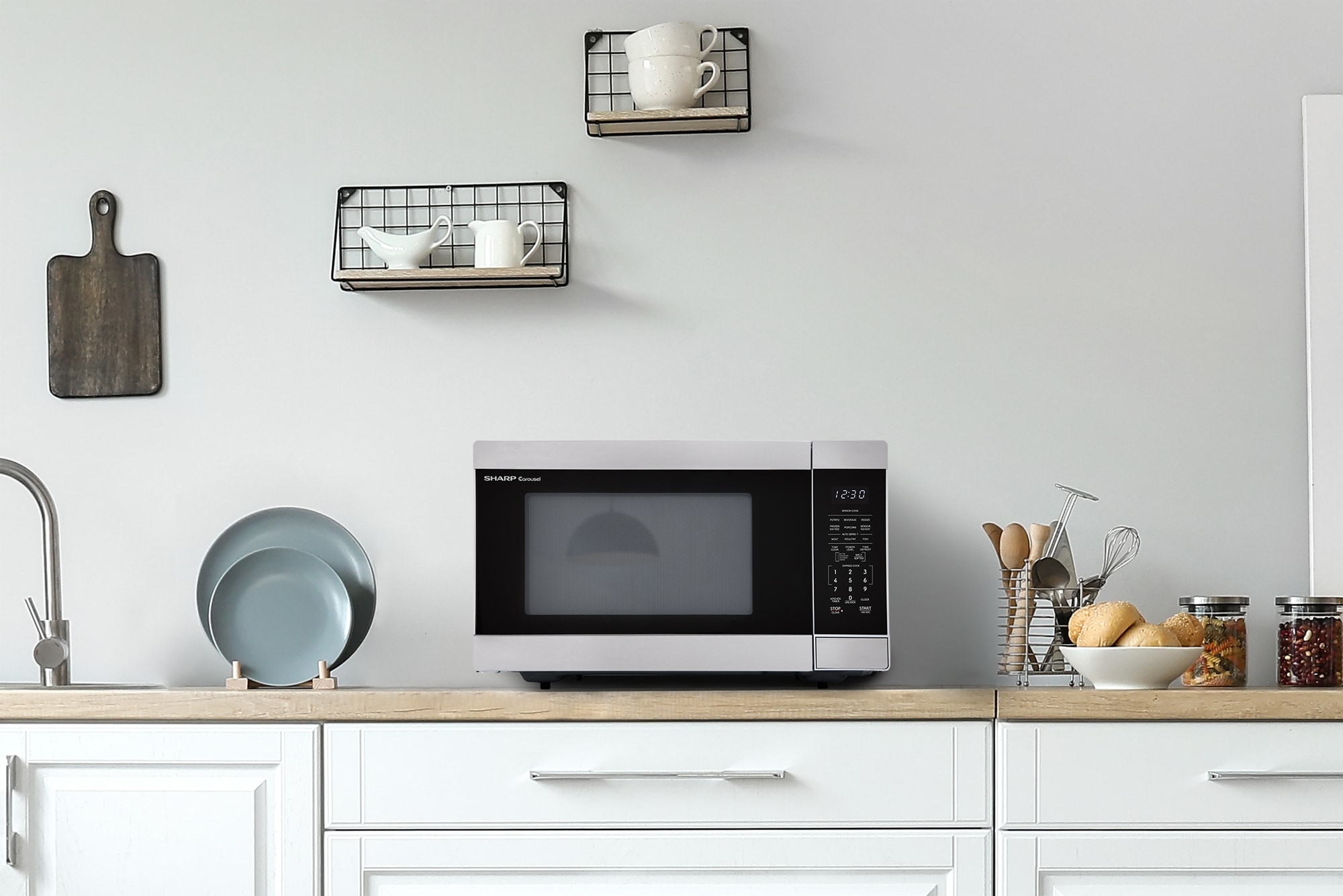 Microondas de encimera Sharp con controles de cocción por sensor de 1.6 pies cúbicos y 1100 watts (mayores a 1.5 pies cúbicos) en acero inoxidable.
