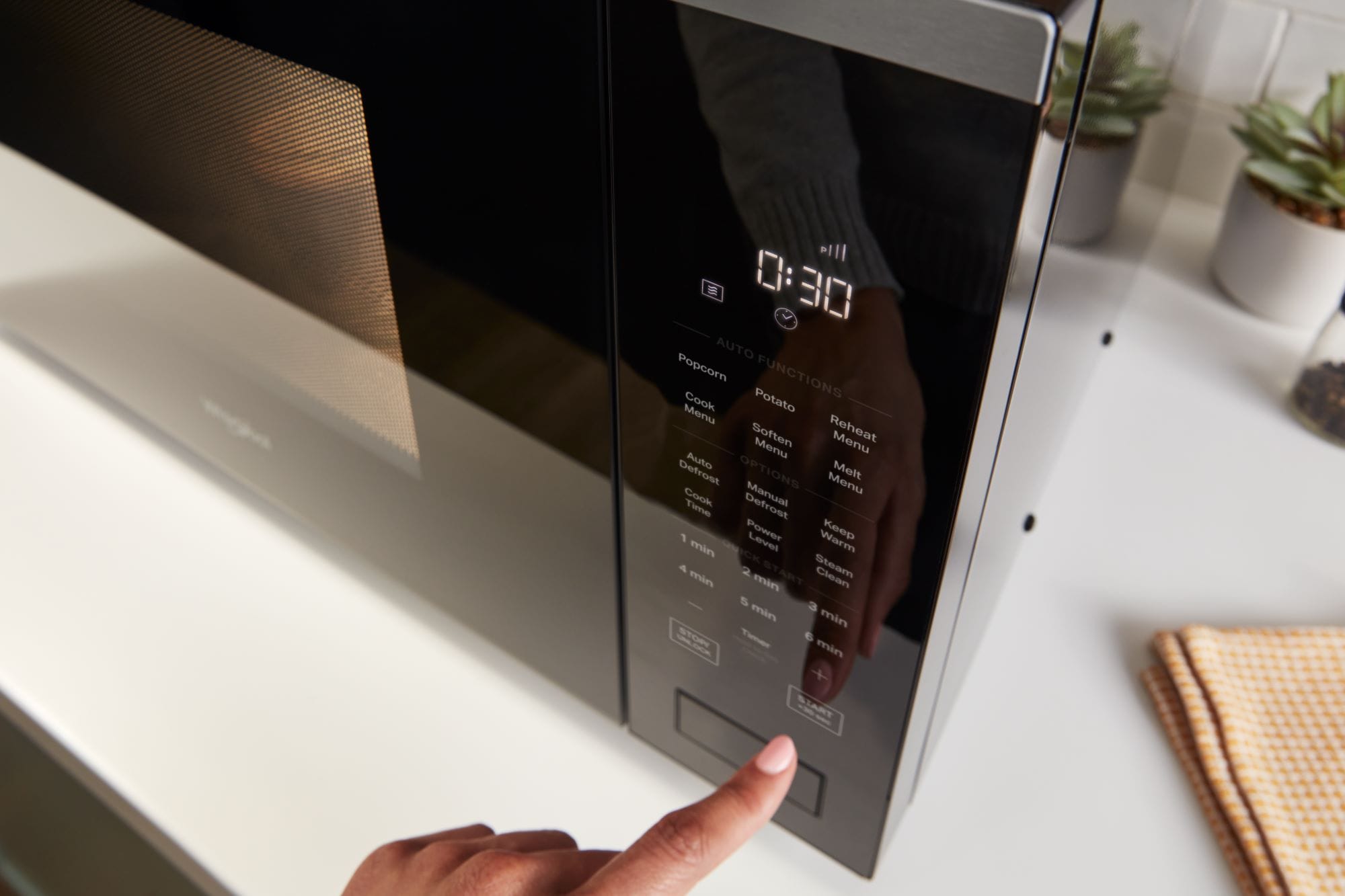 Microondas de mostrador Whirlpool de 1.6 pies cúbicos (más de 1.5 pies cúbicos) con controles de cocción con sensor de 1700 watts (Negro) WMCS7022RB