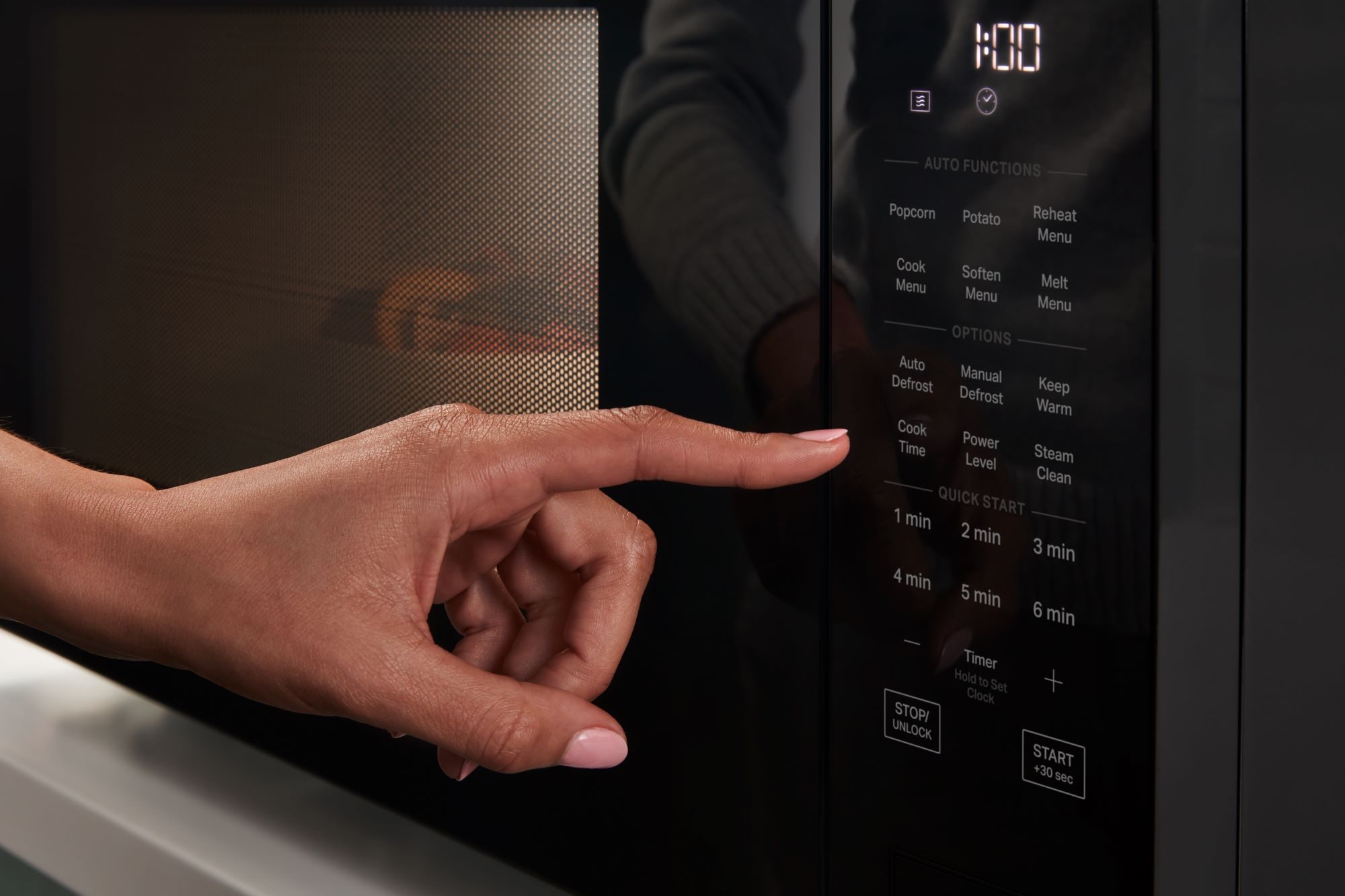 Microondas de Encimera Whirlpool de 2.2 pies cúbicos con controles de cocción por sensor de 1700 watts (Negro) - Modelo WMCS7024RB