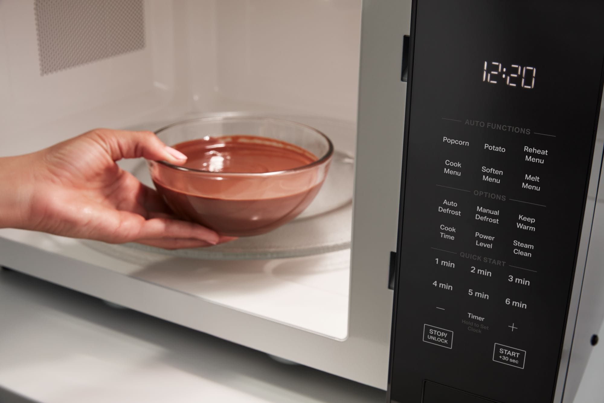 Microondas de Encimera Whirlpool de 2.2 pies cúbicos con controles de cocción por sensor de 1700 watts (Negro) - Modelo WMCS7024RB