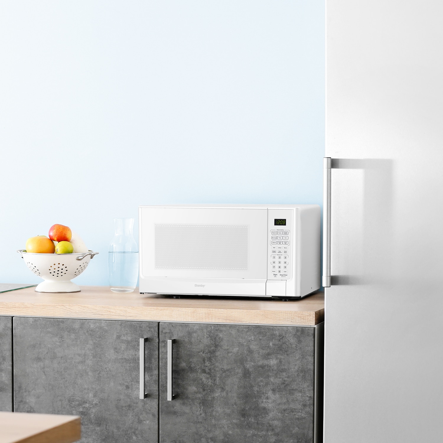 Horno de Microondas de 1.4 pies cúbicos, 1000 vatios, con Controles de Cocción Sensorial en Color Blanco para la Encimera