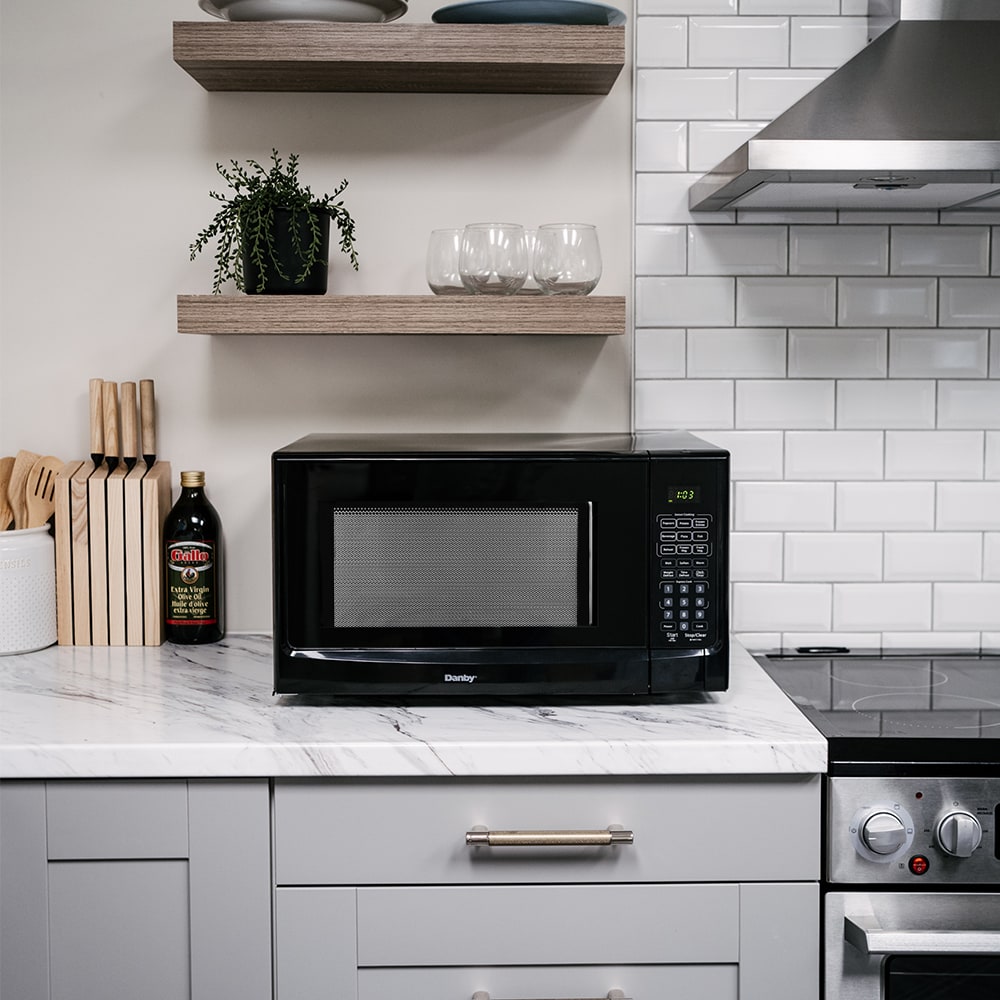 Microondas de Mesa Danby de 1.4 pies cúbicos y 1000 vatios con controles de cocción por sensor (negro)
