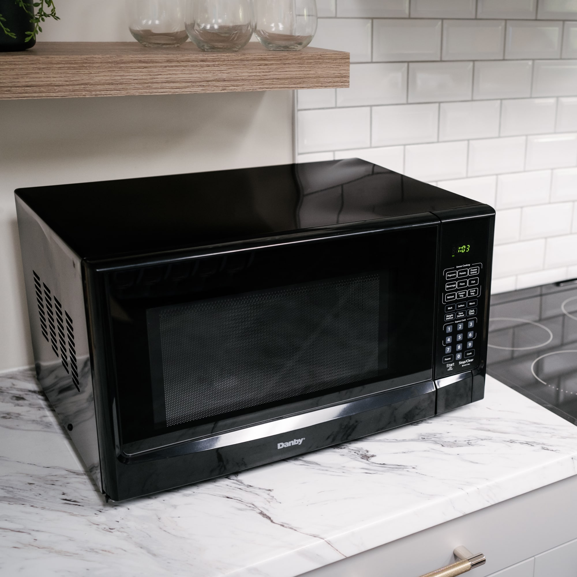 Microondas de Mesa Danby de 1.4 pies cúbicos y 1000 vatios con controles de cocción por sensor (negro)