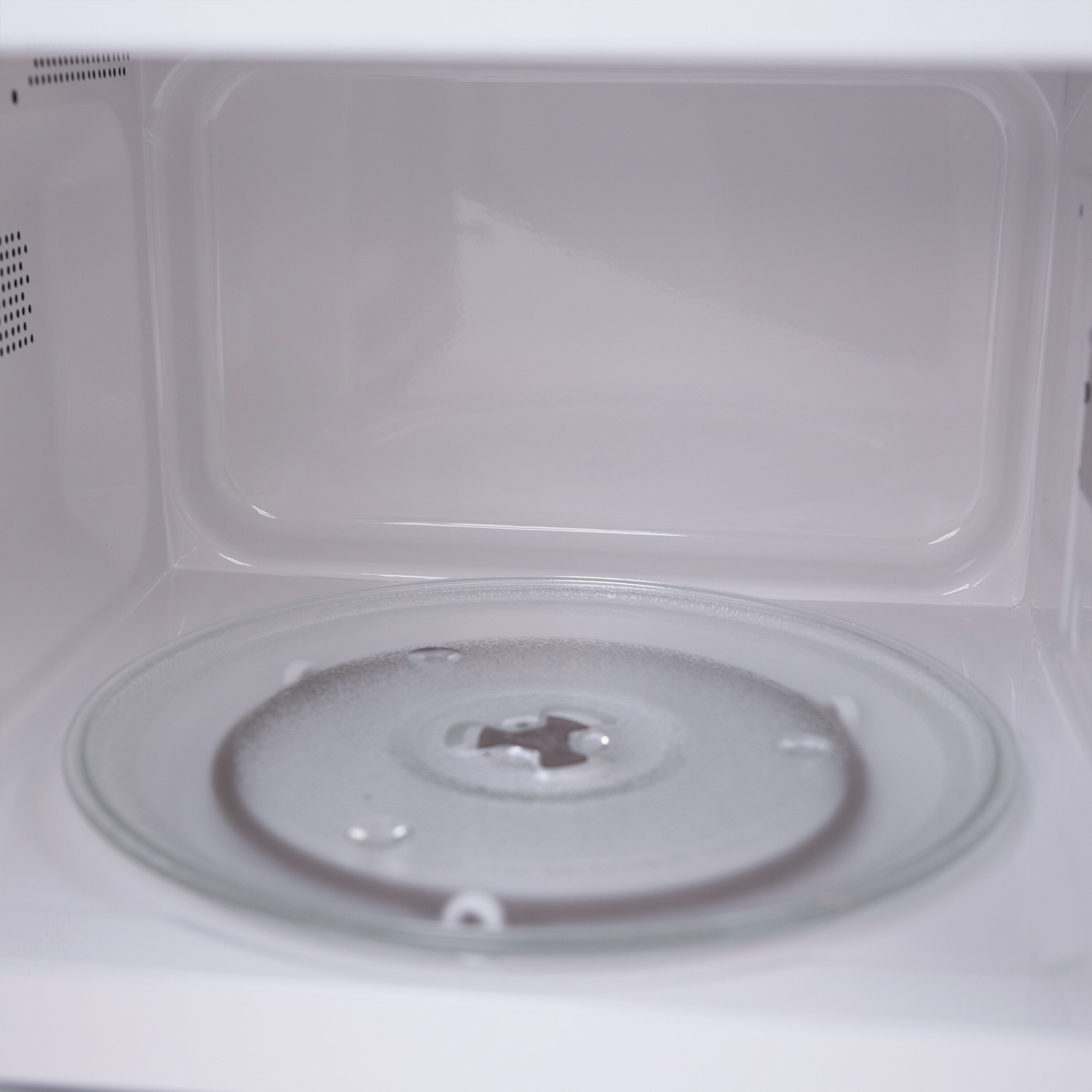 Horno de microondas de 0.9 pies cúbicos West Bend de 900 watts (Blanco)