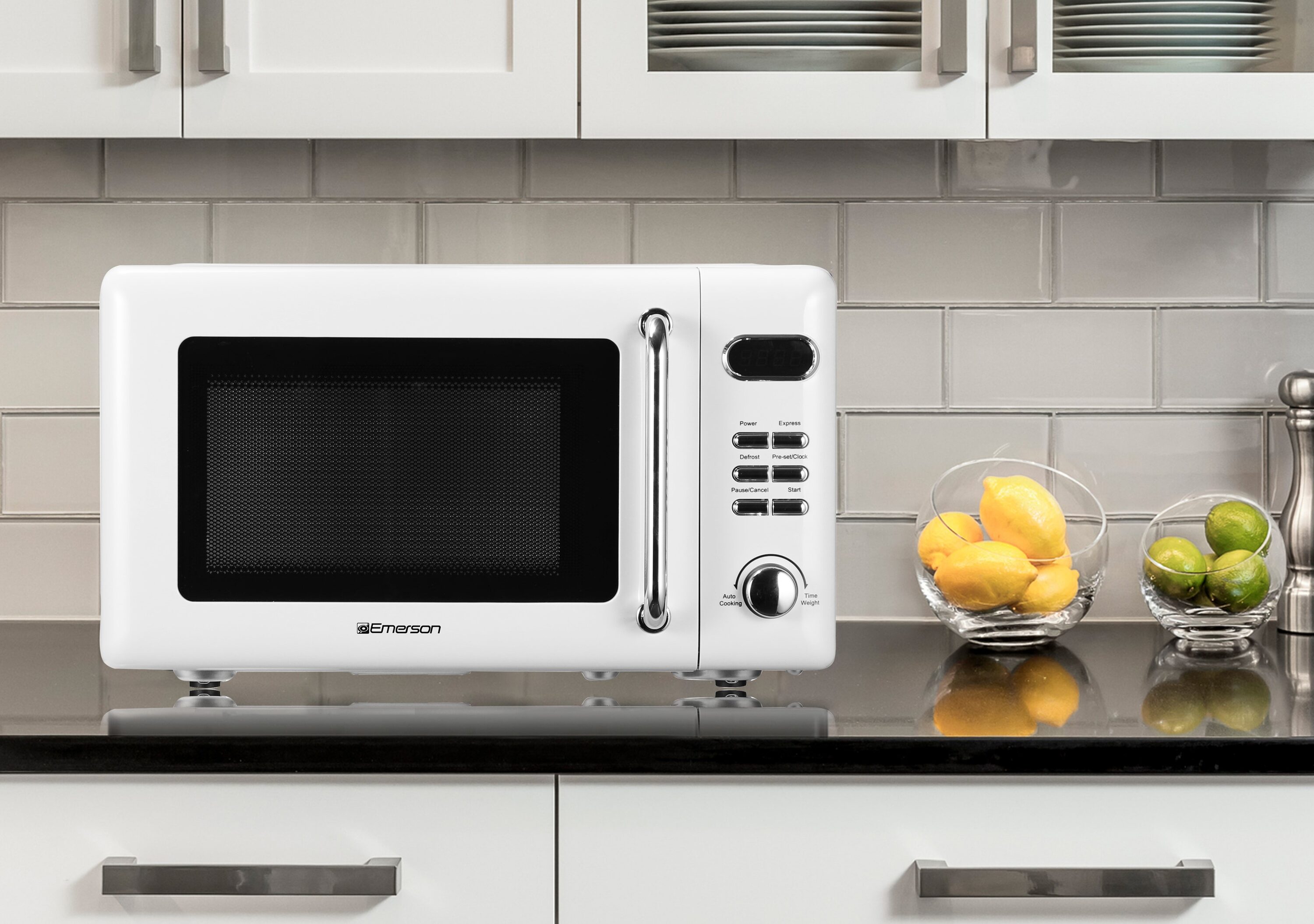 Horno de Microondas de Mostrador Blanco Pequeño de 0.7 pies cúbicos (Menos de 1.5 pies cúbicos) y 700 watts de Emerson Radio