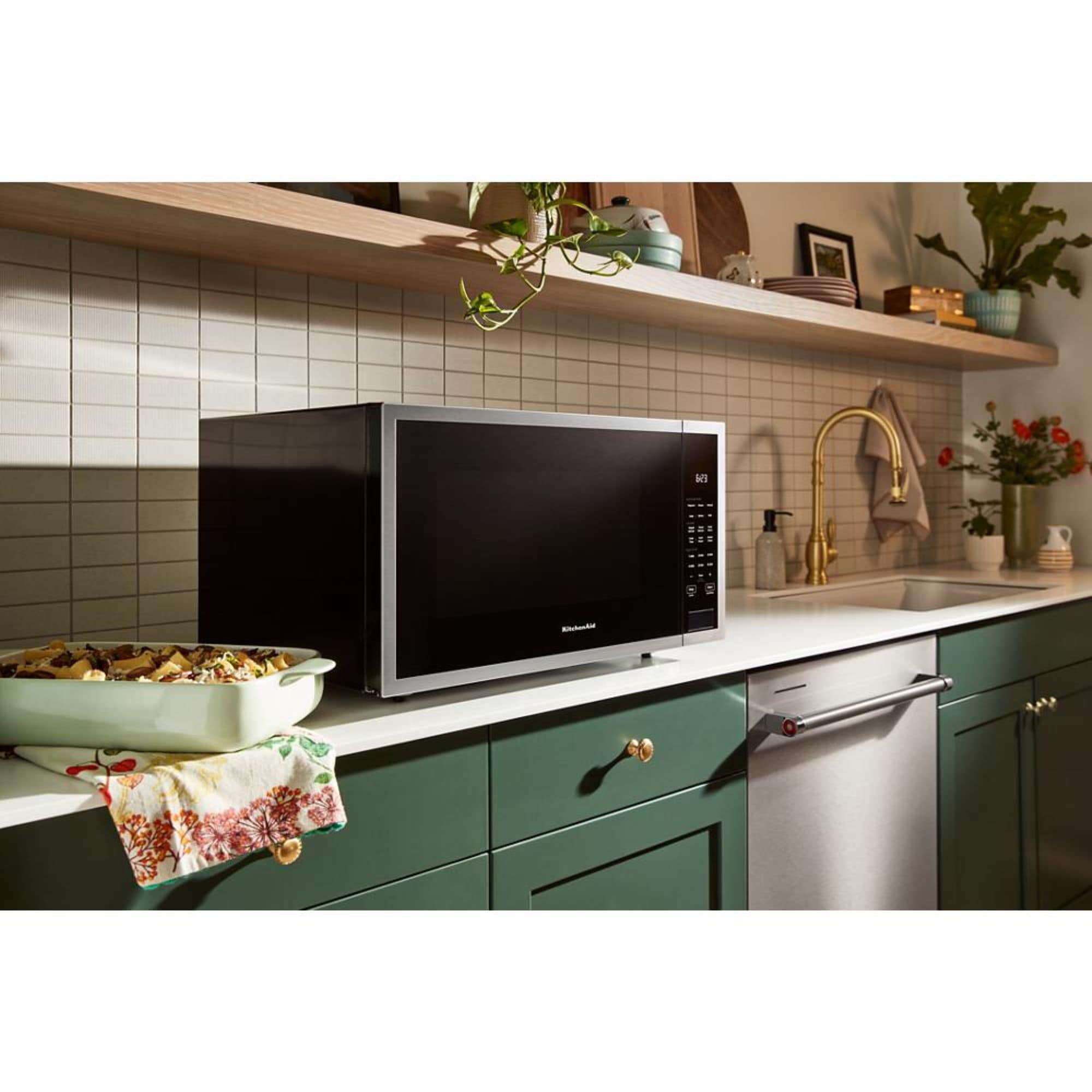 Microondas de encimera KitchenAid de 1.6 pies cúbicos (más grande que 1.5 pies cúbicos) con controles de cocción con sensor de 1700 watts (acero inoxidable) KMCS122RSS
