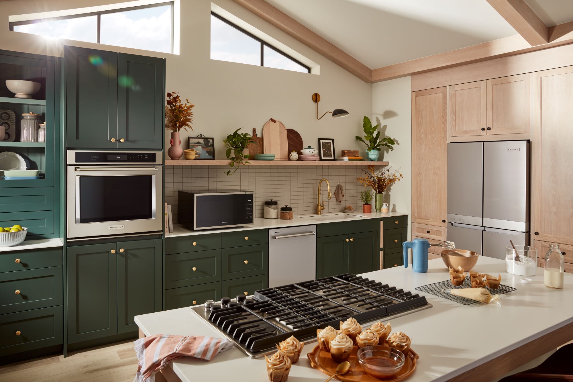 Microondas de mostrador de 1.6 pies cúbicos (más de 1.5 pies cúbicos) de 1700 watts con controles de cocción por sensor (acabado en acero inoxidable negro con protección contra manchas) de KitchenAid KMCS122RPS