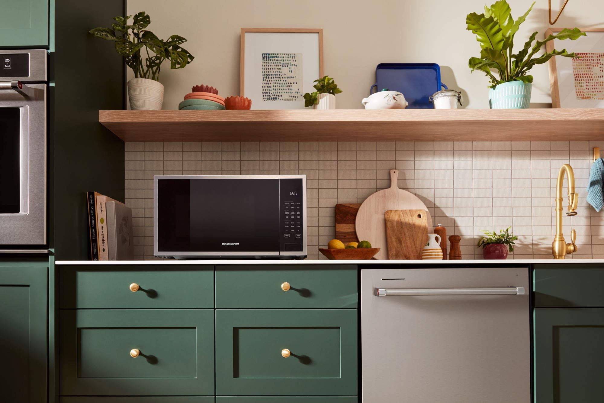 Microondas de mostrador de 1.6 pies cúbicos (más de 1.5 pies cúbicos) de 1700 watts con controles de cocción por sensor (acabado en acero inoxidable negro con protección contra manchas) de KitchenAid KMCS122RPS