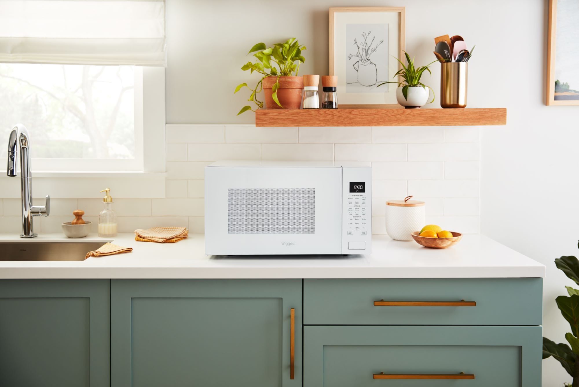 Microondas de mostrador Whirlpool de 1.6 pies cúbicos con controles de cocción por sensor de 1700 watts (blanco)