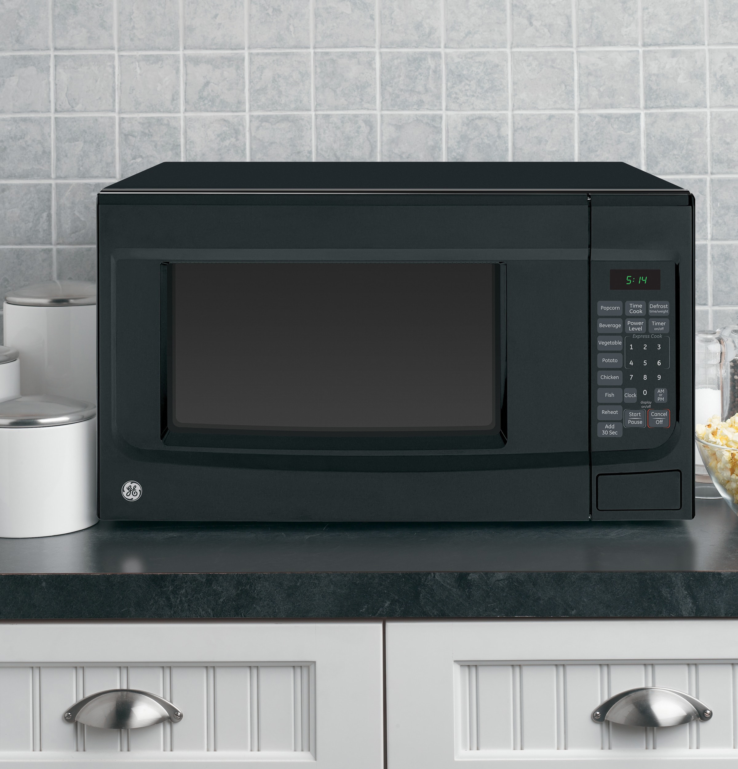 Horno de microondas de encimera de 1.4 pies cúbicos y 1100 vatios con controles de cocción con sensor (Negro)