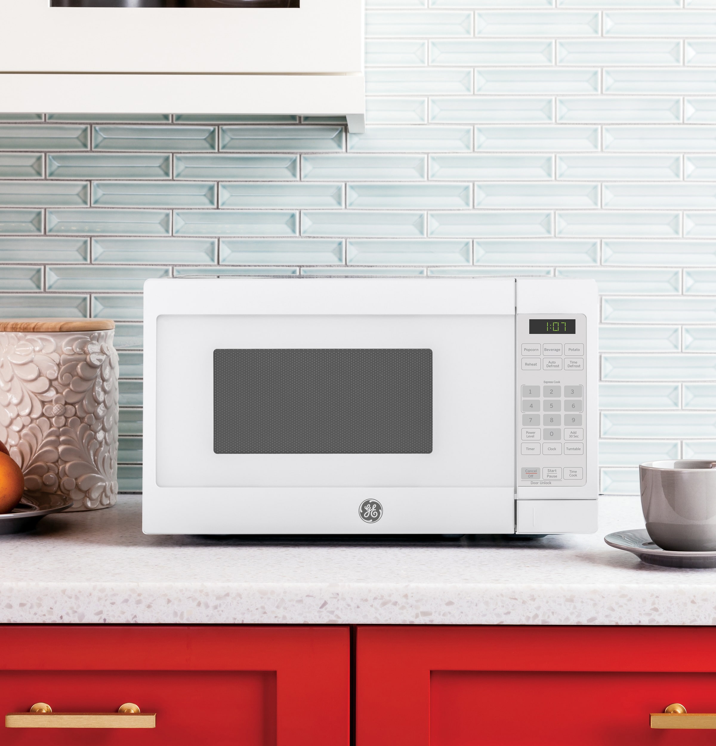 Horno de Microondas de Mostrador de 0.7 pies cúbicos (Menos de 1.5 pies cúbicos) de 700 vatios (Blanco)