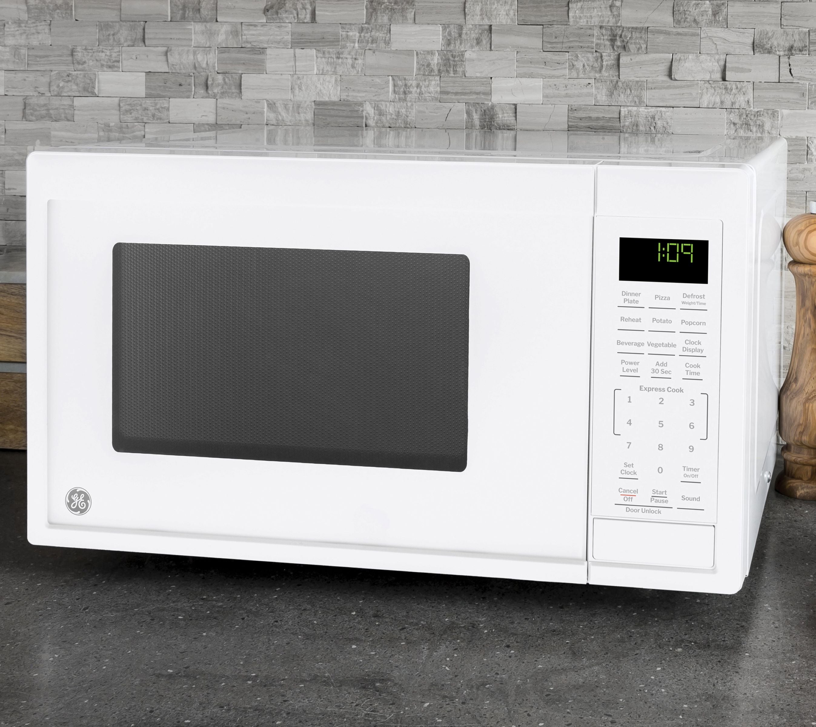 Microondas de mostrador blanco de 0.9 pies cúbicos (menos de 1.5 pies cúbicos) y 900 vatios.