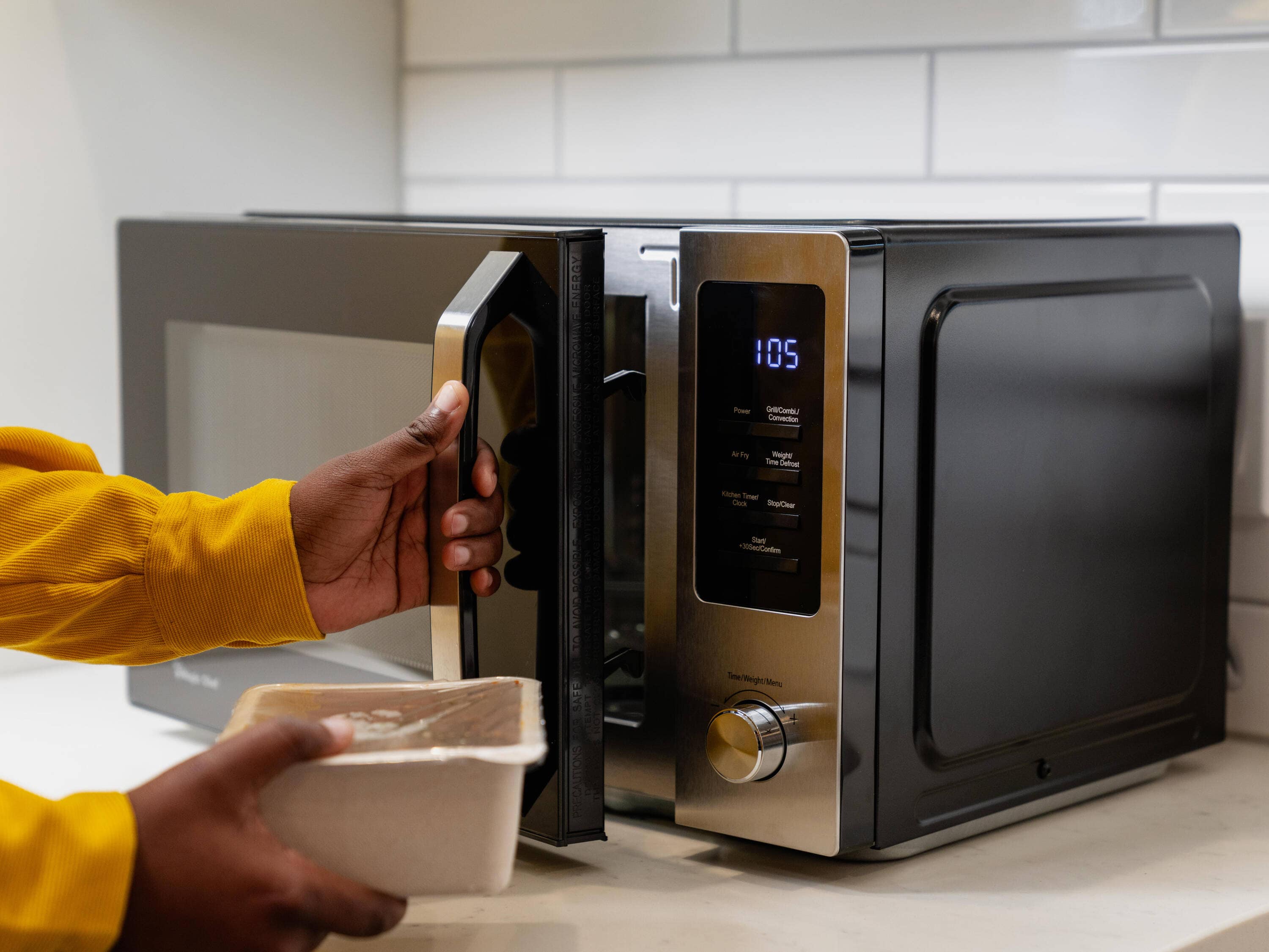 Horno de Microondas Convencional de Sobremesa con Freidora de Aire de 1000 Watts y Capacidad de 1 pies cúbicos (Menos de 1.5 pies cúbicos) de Magic Chef (Acero Inoxidable) MC110AMST