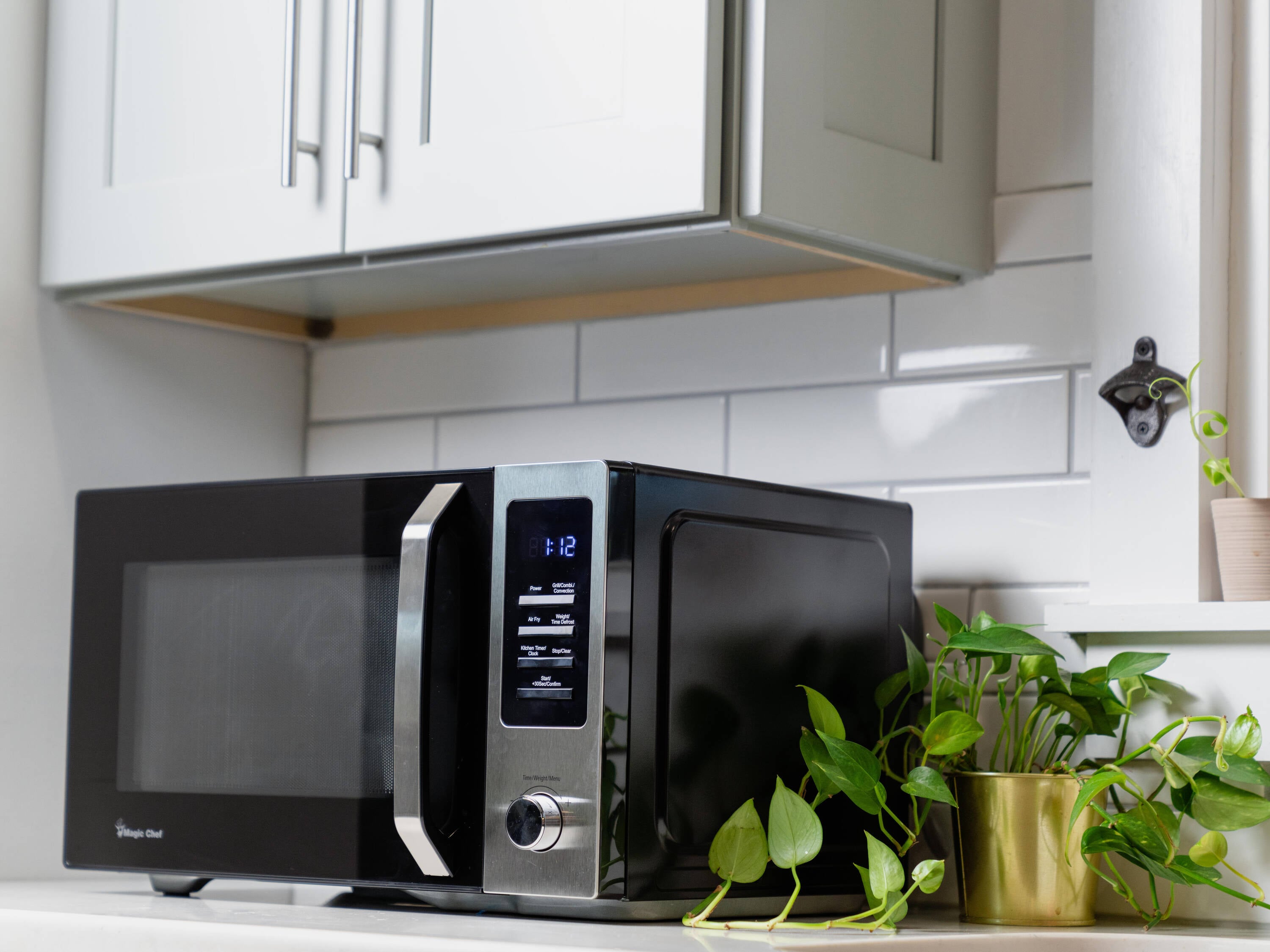 Horno de Microondas Convencional de Sobremesa con Freidora de Aire de 1000 Watts y Capacidad de 1 pies cúbicos (Menos de 1.5 pies cúbicos) de Magic Chef (Acero Inoxidable) MC110AMST
