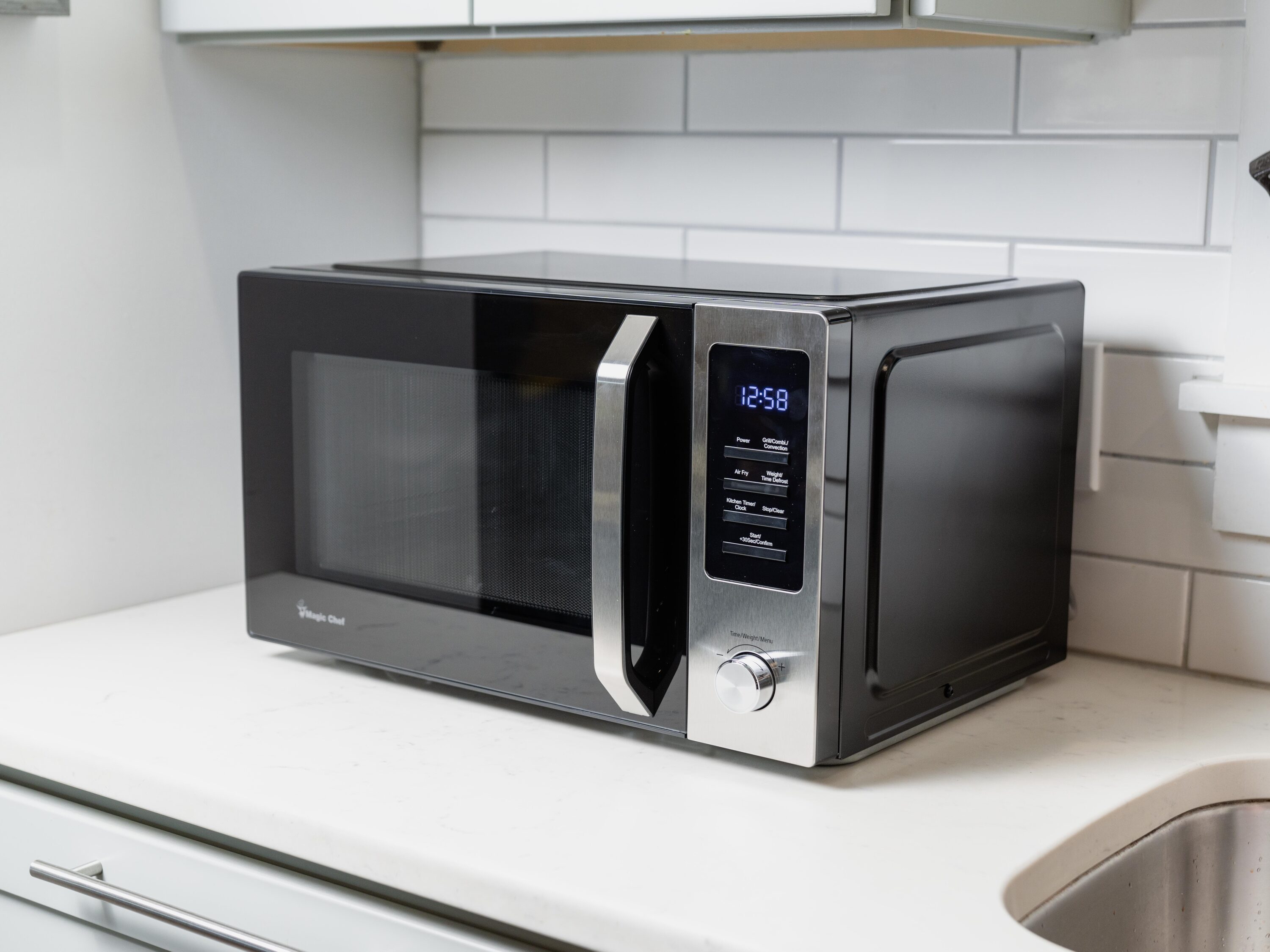 Horno de Microondas Convencional de Sobremesa con Freidora de Aire de 1000 Watts y Capacidad de 1 pies cúbicos (Menos de 1.5 pies cúbicos) de Magic Chef (Acero Inoxidable) MC110AMST