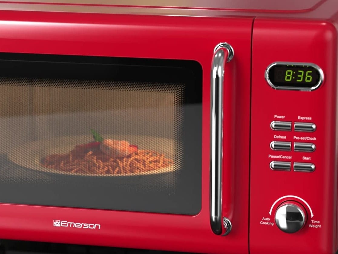 Horno de microondas de encimera Emerson 0.7 pies cúbicos (menos de 1.5 pies cúbicos) 700 watts (Rojo) MWR7020RD