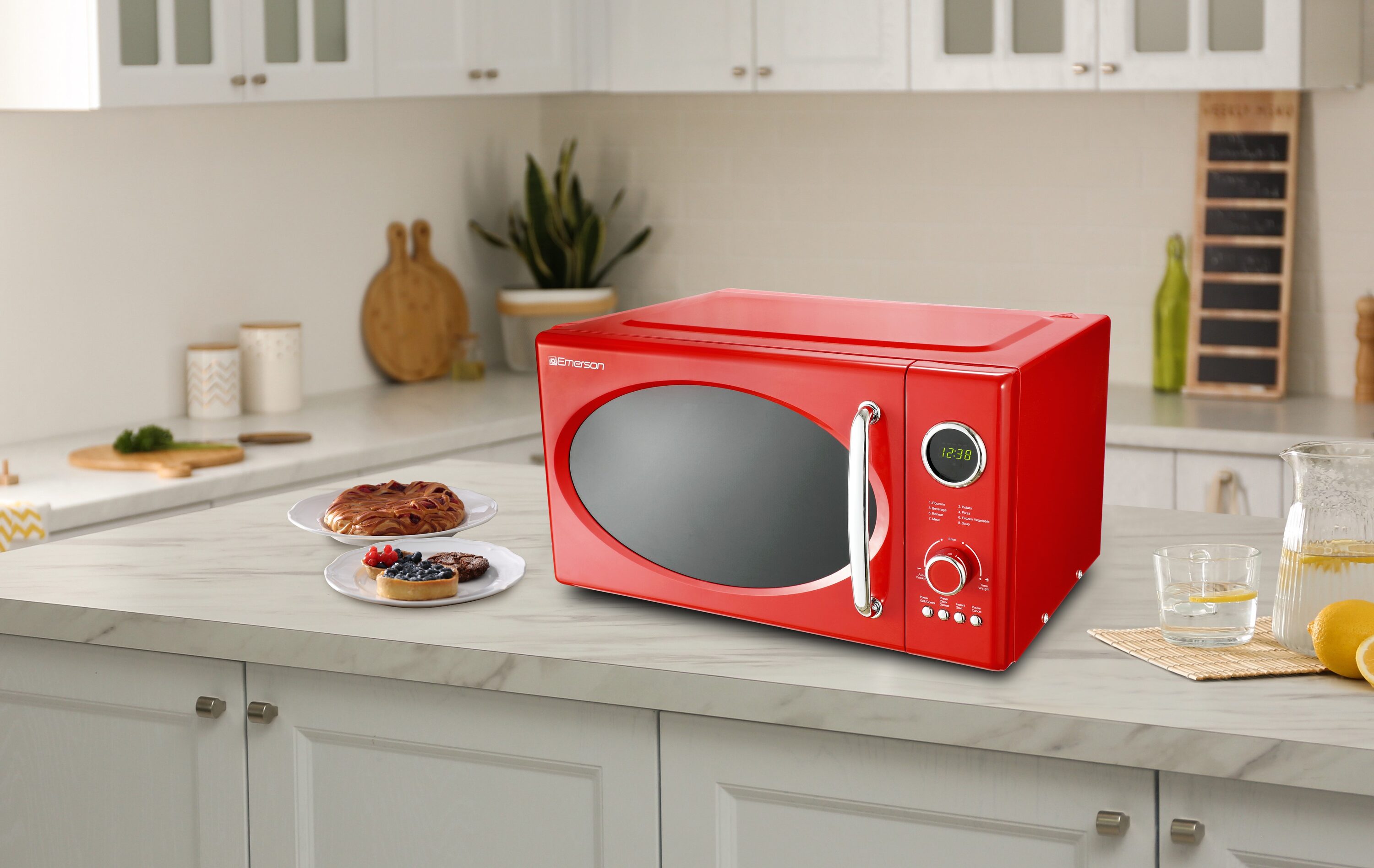 Radio Emerson de 0.9 pies cúbicos Pequeño (Menos de 1.5 pies cúbicos) 800 watts de Potencia en Color Rojo para la Cocina