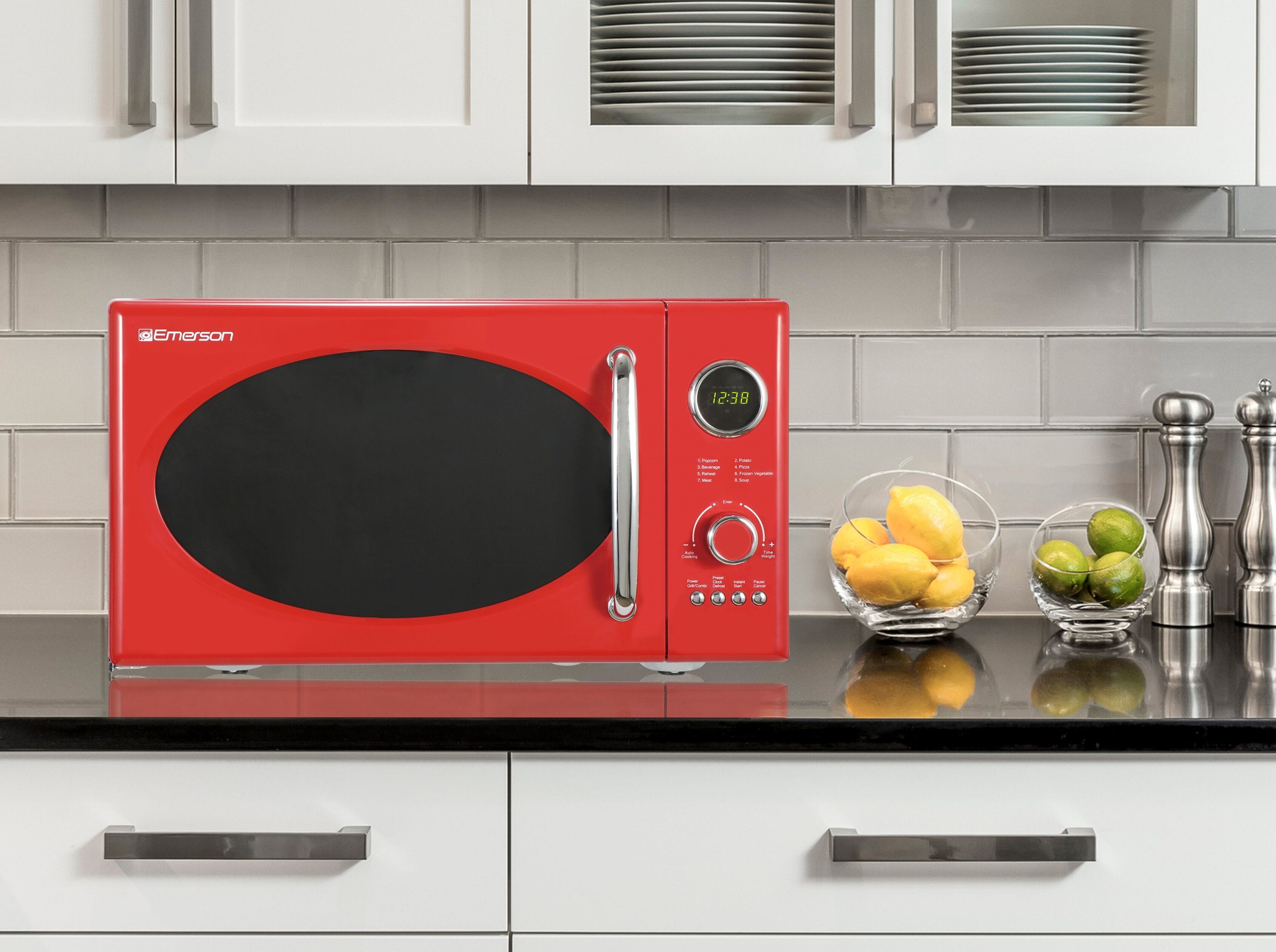 Radio Emerson de 0.9 pies cúbicos Pequeño (Menos de 1.5 pies cúbicos) 800 watts de Potencia en Color Rojo para la Cocina