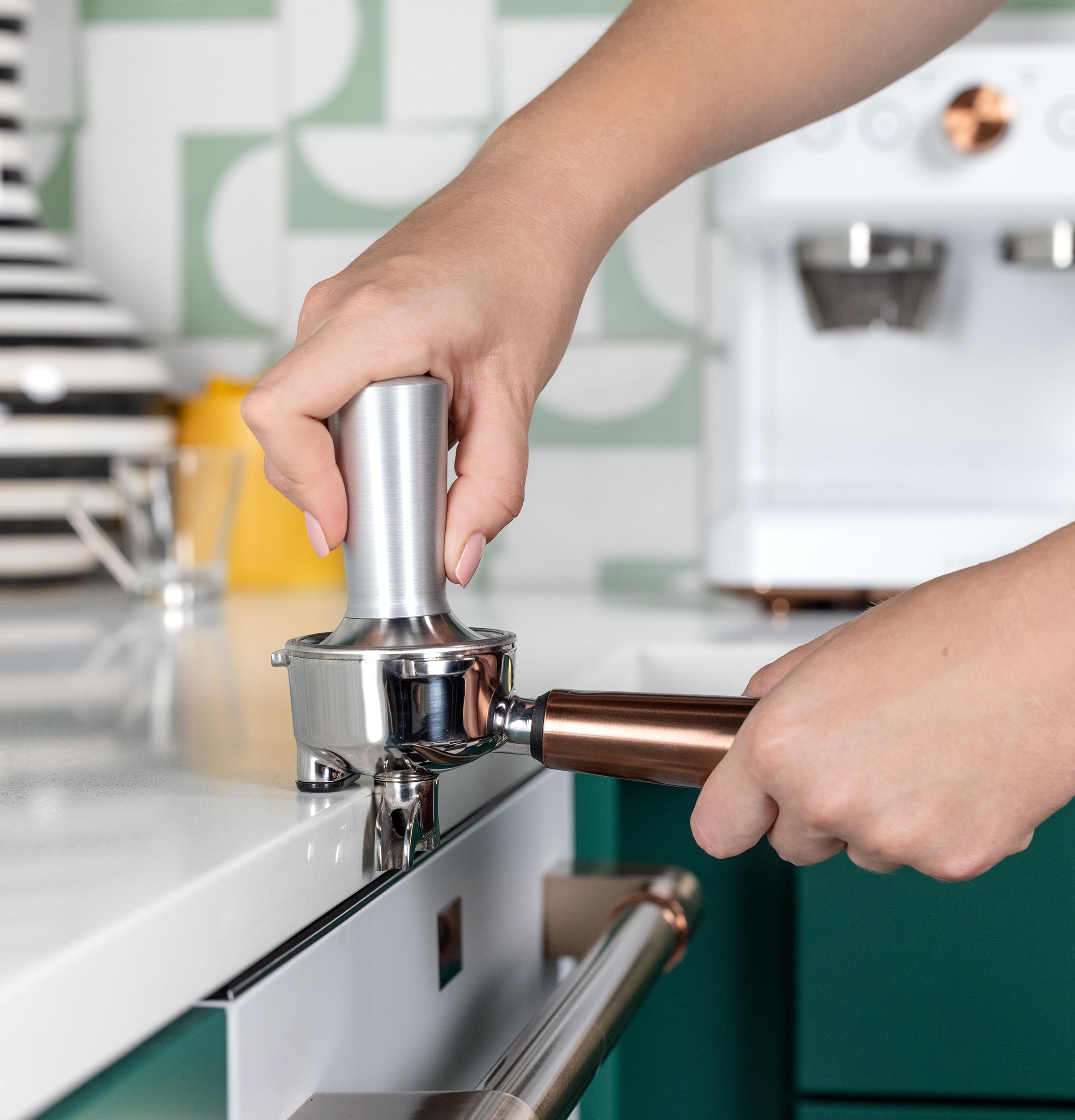Máquina de Espresso Café Bellissimo Semiautomática de Acero Inoxidable Programable con Wi-Fi y Bandeja de Goteo (Blanco Mate)