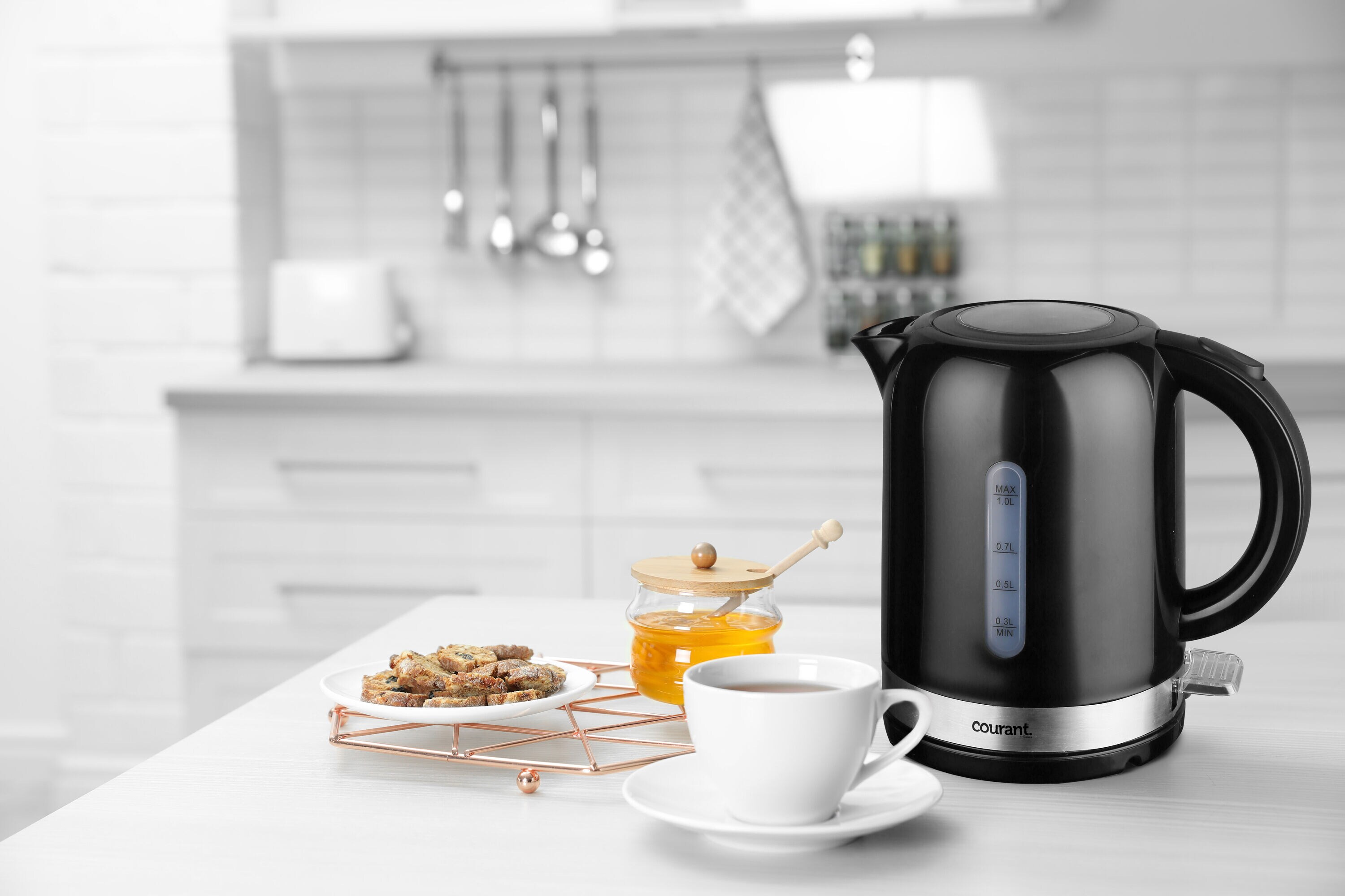 Hervidora eléctrica digital negra Courant de 4 tazas con apagado automático