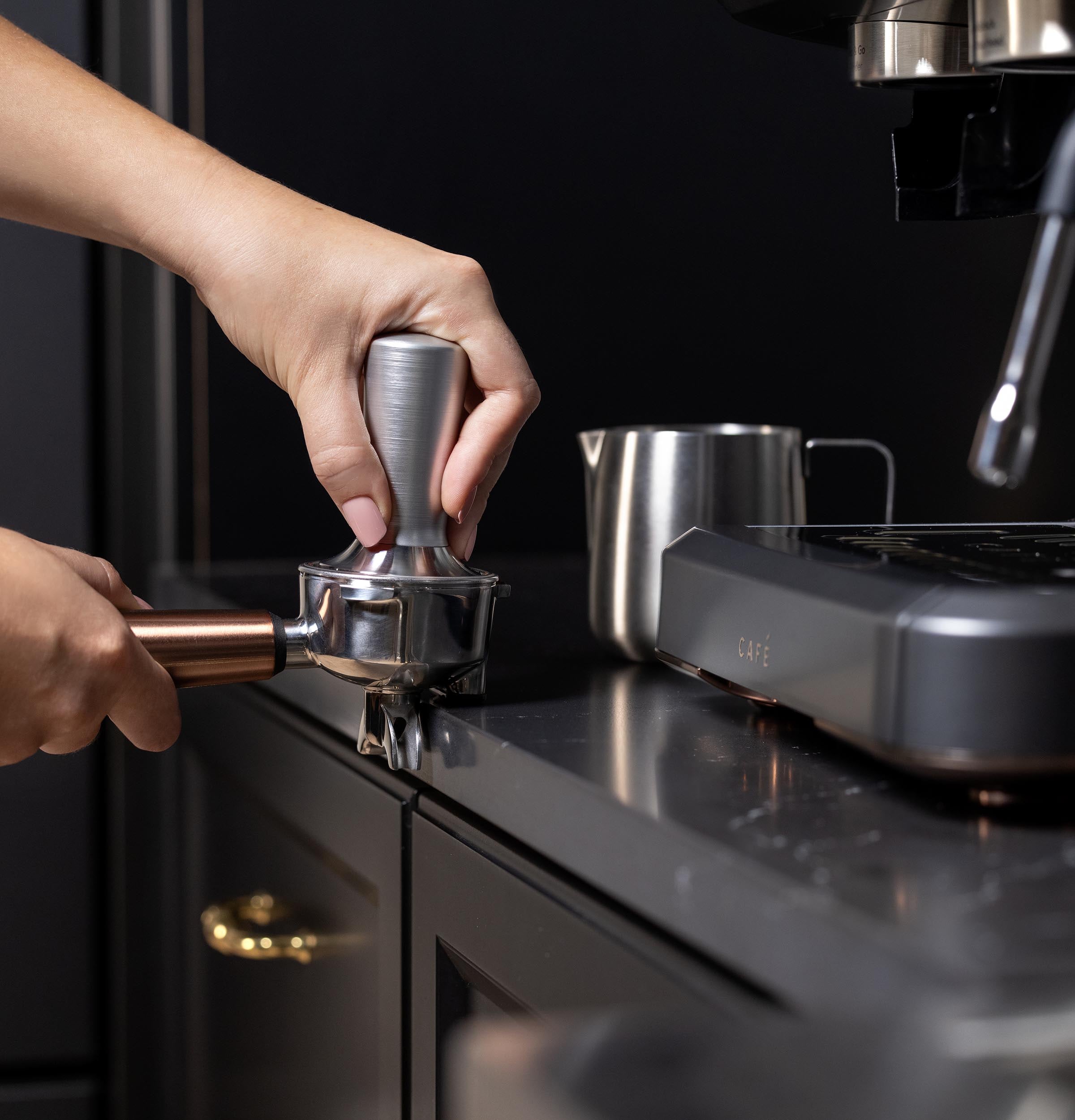 Máquina de Espresso Bellissimo Semiautomática de Acero Inoxidable Programable con Wi-Fi y Bandeja de Goteo (Negro Mate)
