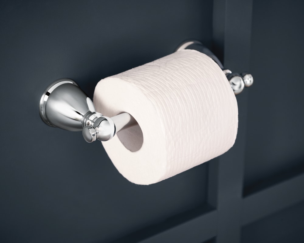 Set de 3 piezas de herrajes decorativos para baño en cromo Caldwell de Moen, incluye barra de toallas y argolla para toallas.