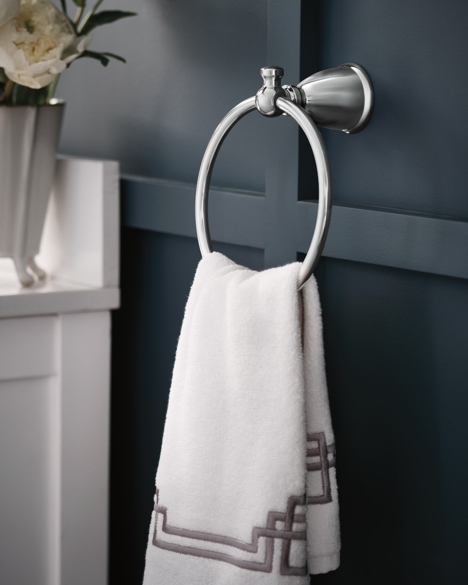 Set de 3 piezas de herrajes decorativos para baño en cromo Caldwell de Moen, incluye barra de toallas y argolla para toallas.