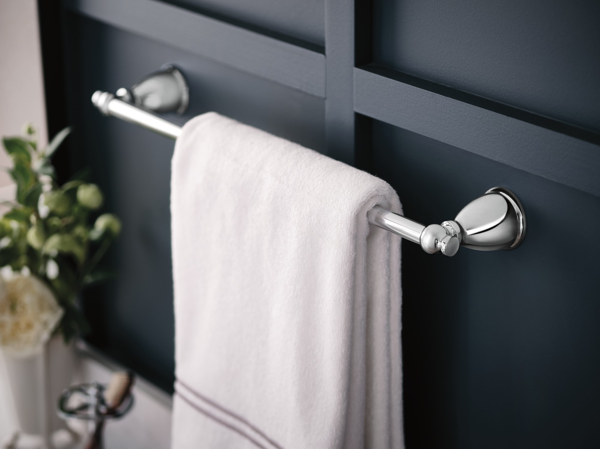 Set de 3 piezas de herrajes decorativos para baño en cromo Caldwell de Moen, incluye barra de toallas y argolla para toallas.