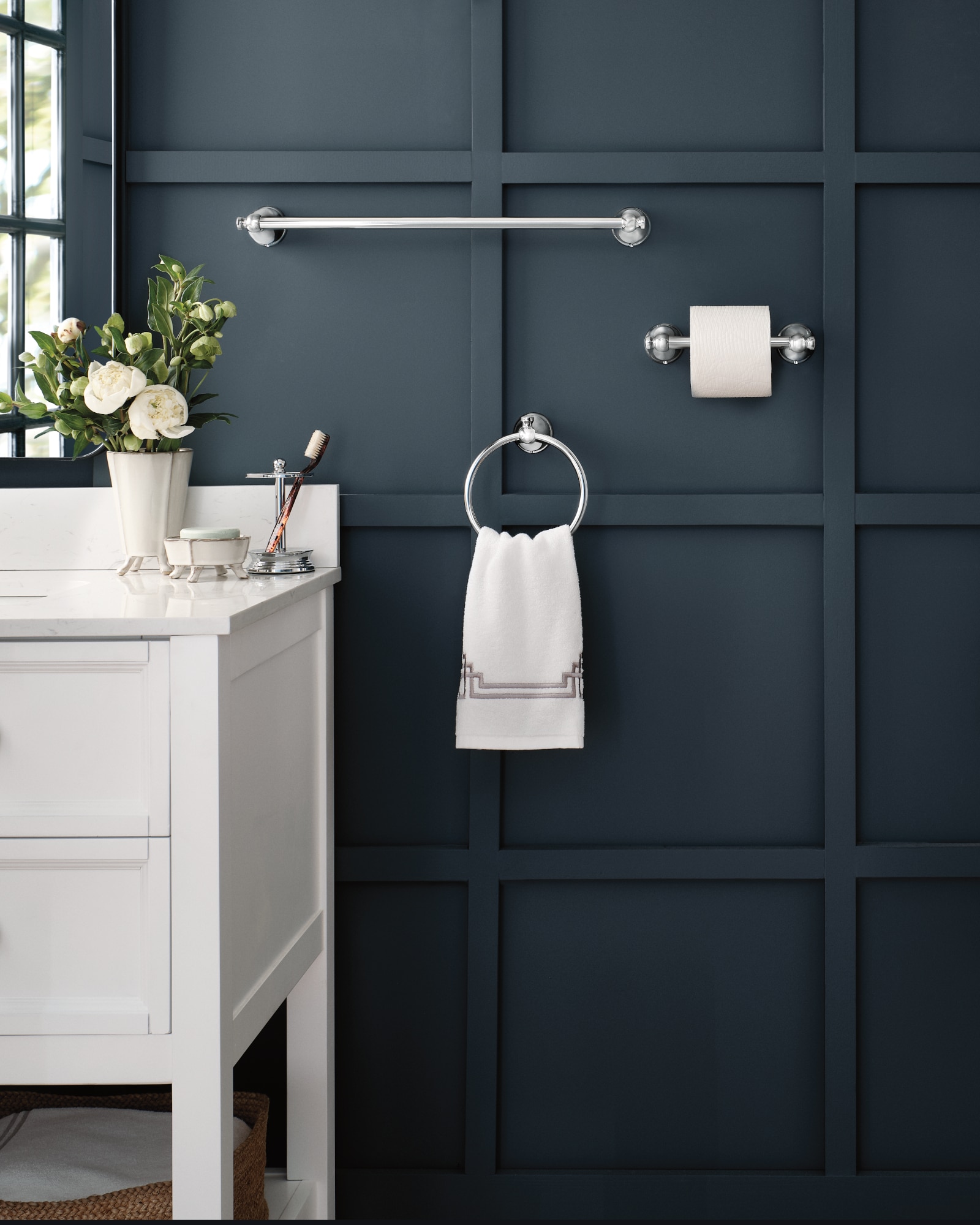 Set de 3 piezas de herrajes decorativos para baño en cromo Caldwell de Moen, incluye barra de toallas y argolla para toallas.