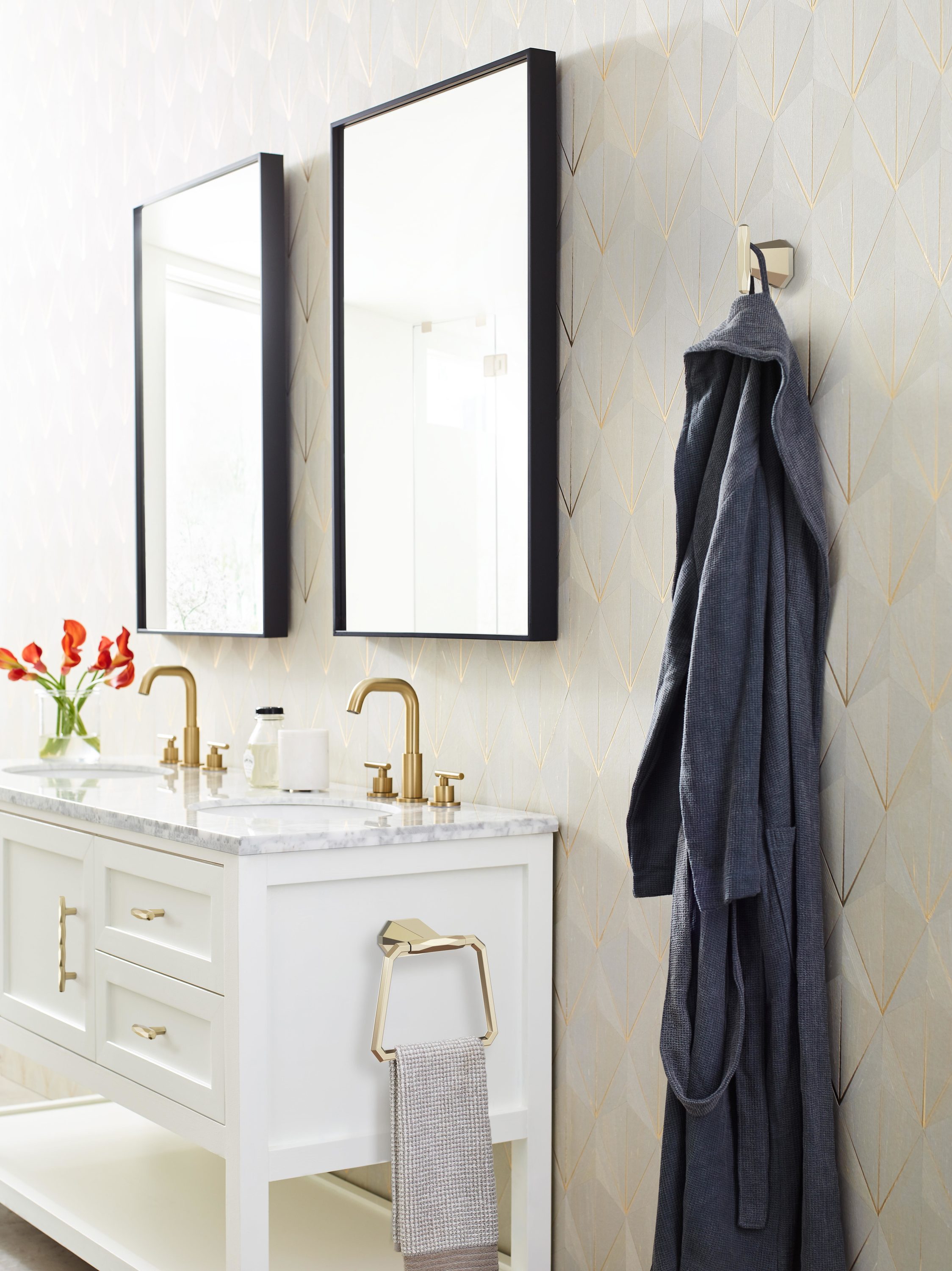 Aro para toalla individual de montaje en pared en acabado champagne dorado St. Vincent de Amerock BH36042BBZ
