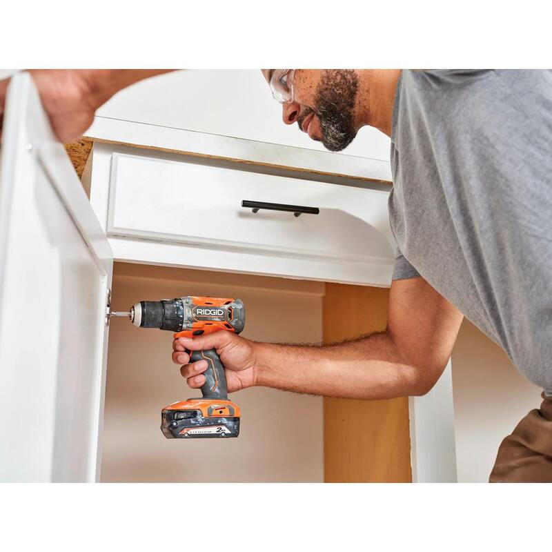 Juego de taladro/destornillador inalámbrico RIDGID de 18V con batería de 2.0 Ah y cargador - R860010K.
