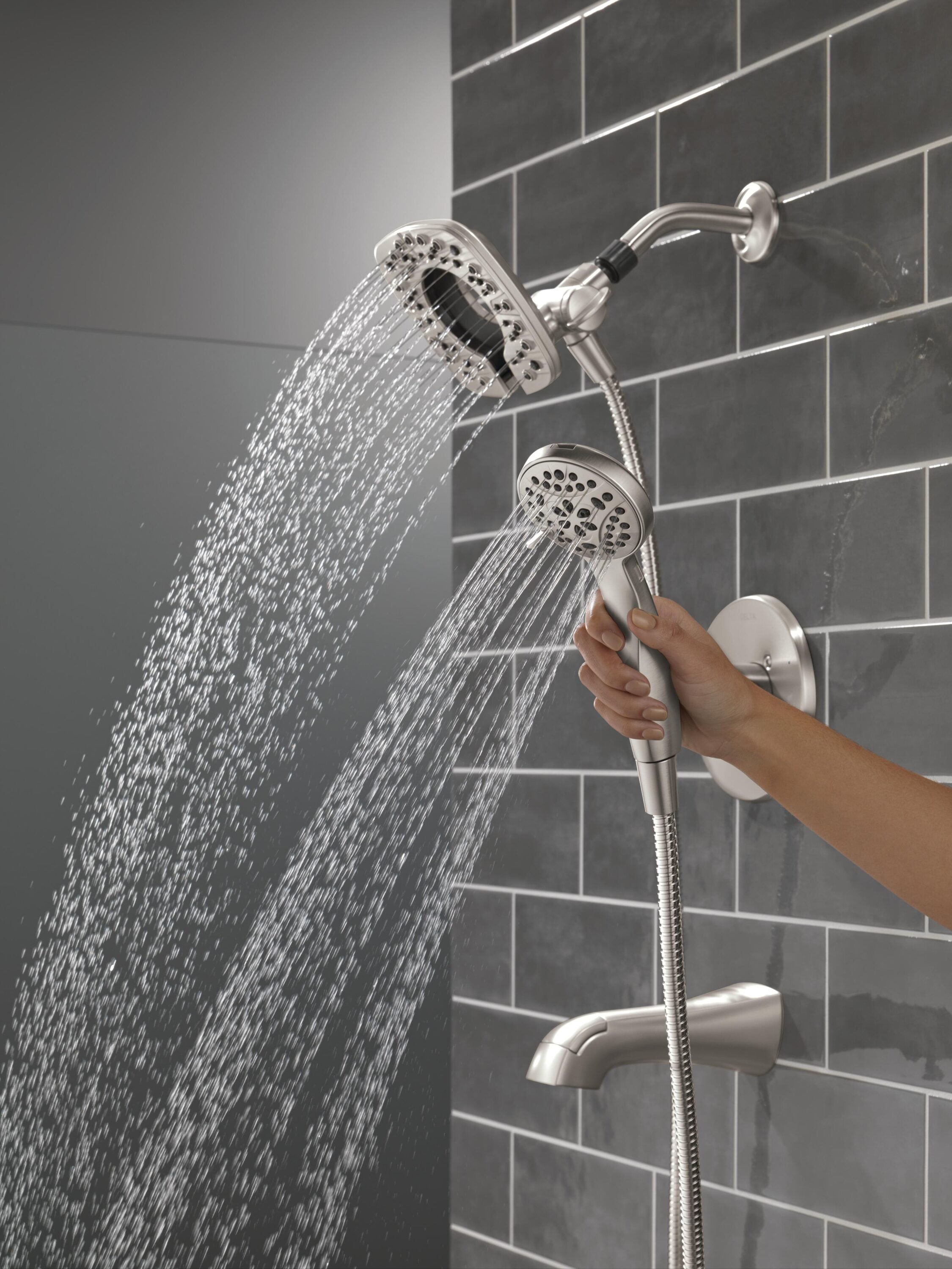 Mezcladora de bañera y regadera de acero inoxidable con Tecnología SpotShield de 1 maneral y cabezal de 6 pulgadas en forma cuadrada Delta Lacey con válvula 144895-SP-I