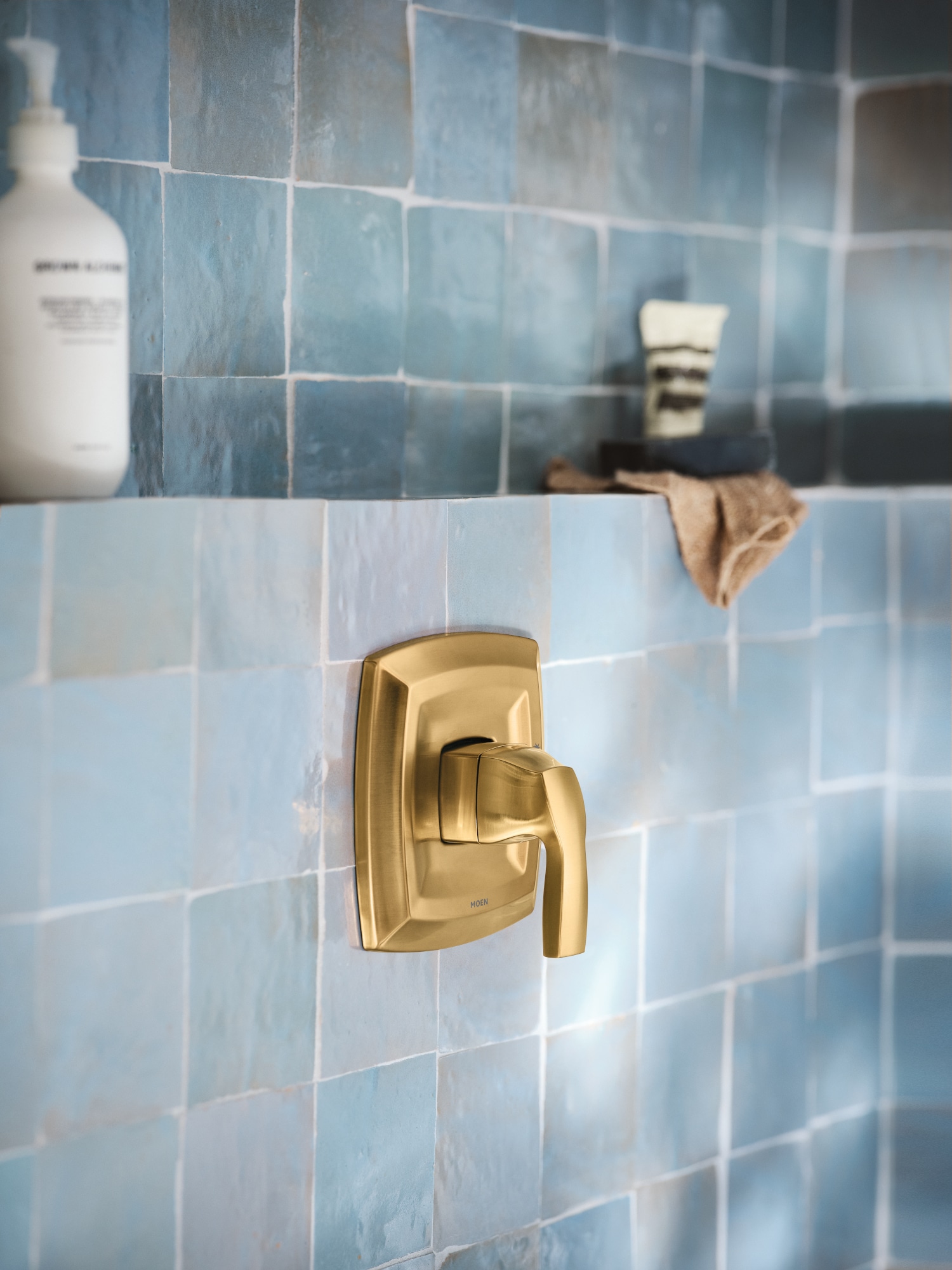 Grifo de bañera y ducha cuadrado de una sola función con un solo mango en acabado dorado cepillado Moen Voss T2693EPBG