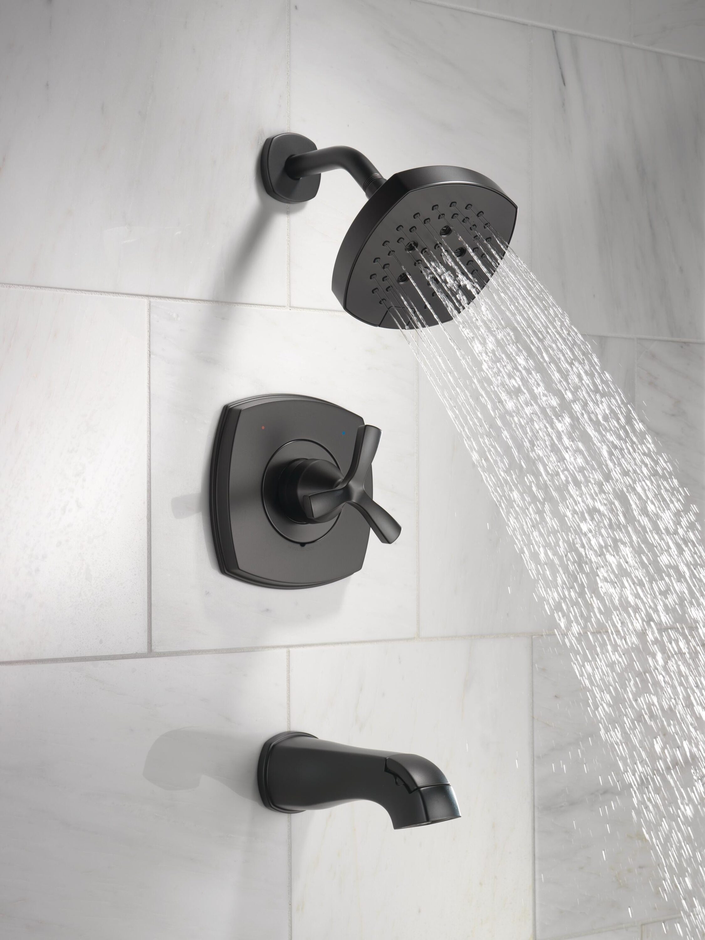 Grifo de bañera redonda y ducha de 1 manija en negro mate de la serie Delta Stryke con válvula de funciones múltiples de 7.0 pulgadas