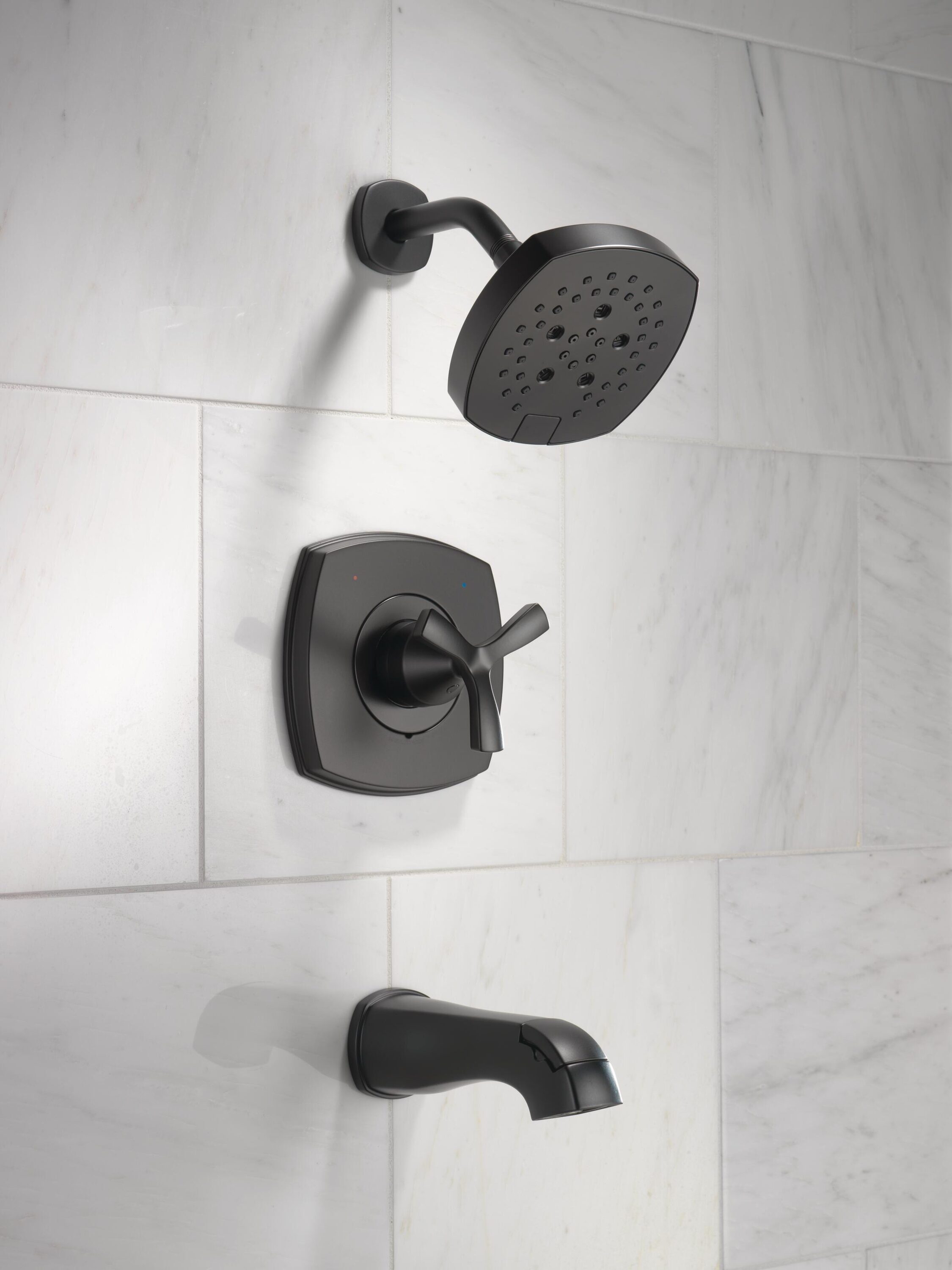 Grifo de bañera redonda y ducha de 1 manija en negro mate de la serie Delta Stryke con válvula de funciones múltiples de 7.0 pulgadas