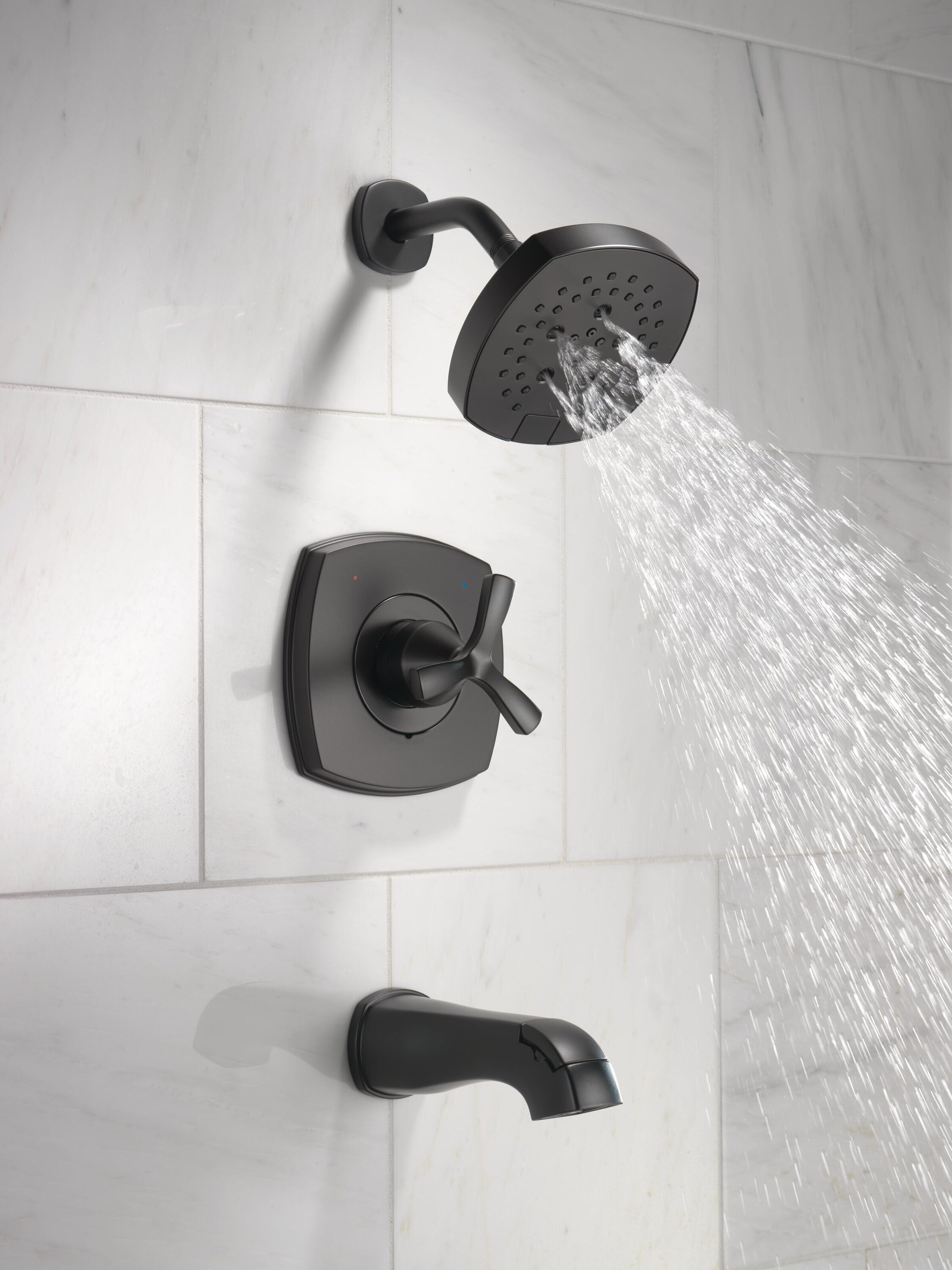 Grifo de bañera redonda y ducha de 1 manija en negro mate de la serie Delta Stryke con válvula de funciones múltiples de 7.0 pulgadas