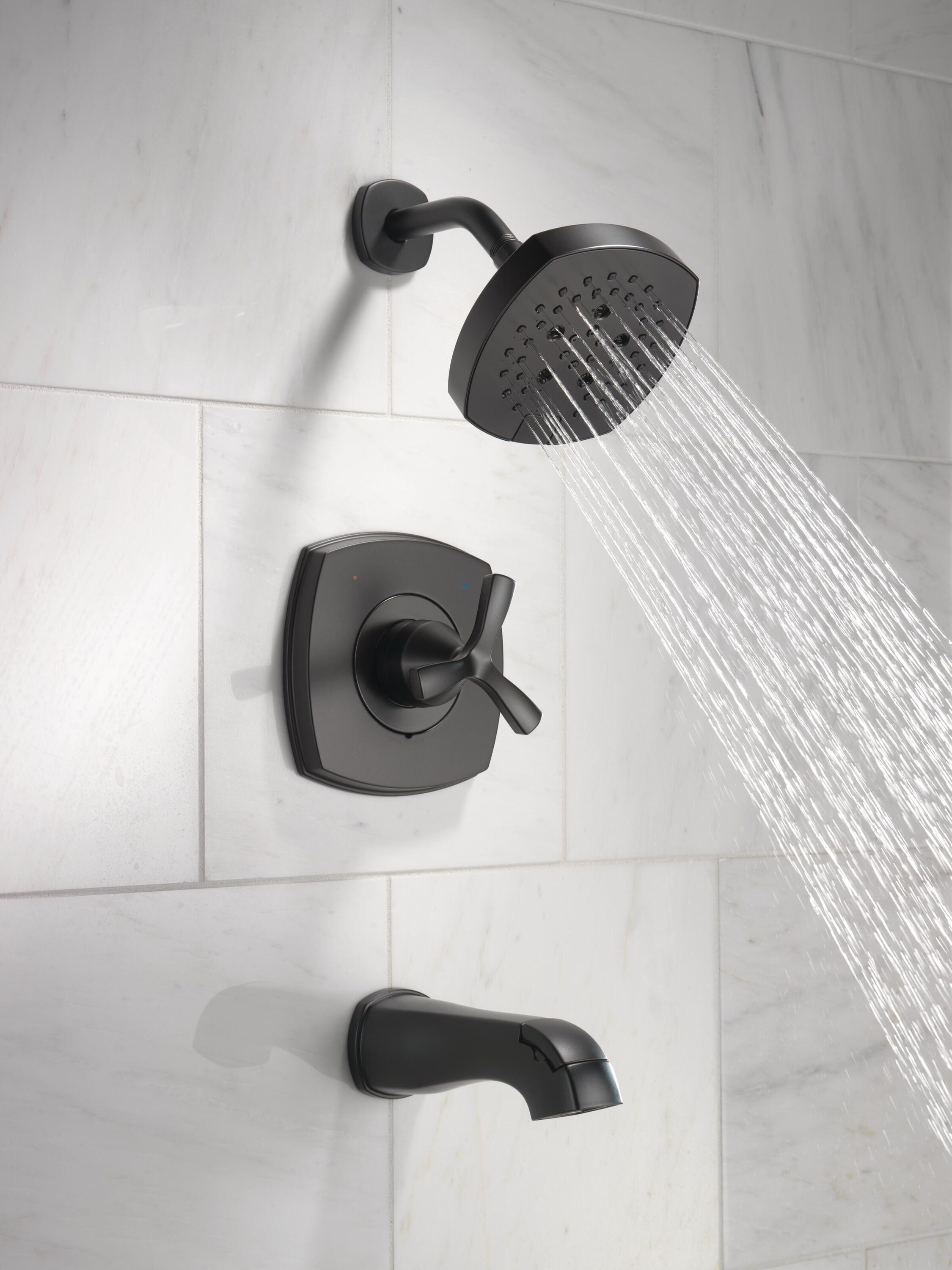 Grifo de bañera redonda y ducha de 1 manija en negro mate de la serie Delta Stryke con válvula de funciones múltiples de 7.0 pulgadas
