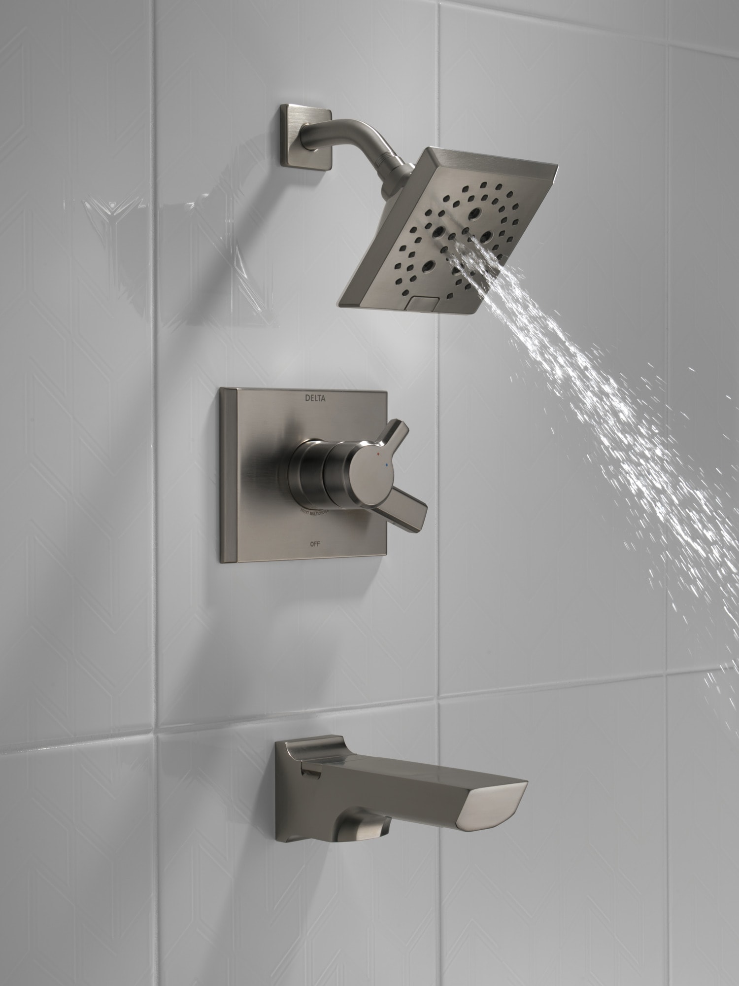 Grifo de bañera y ducha cuadrado de 5.75 pulgadas, de acero inoxidable negro con recubrimiento lumínico y dos manijas multi-función de la colección Pivotal de Delta.