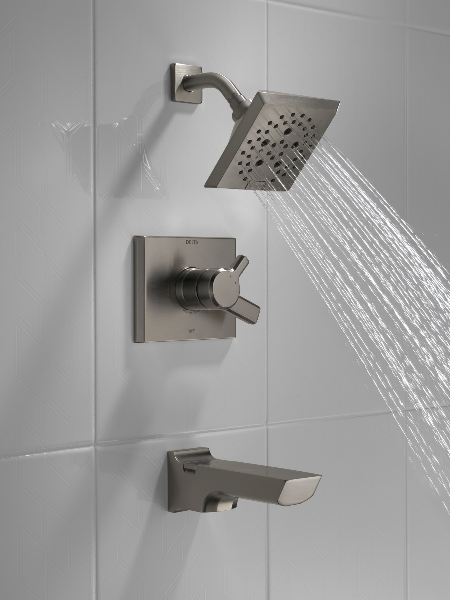 Grifo de bañera y ducha cuadrado de 5.75 pulgadas, de acero inoxidable negro con recubrimiento lumínico y dos manijas multi-función de la colección Pivotal de Delta.