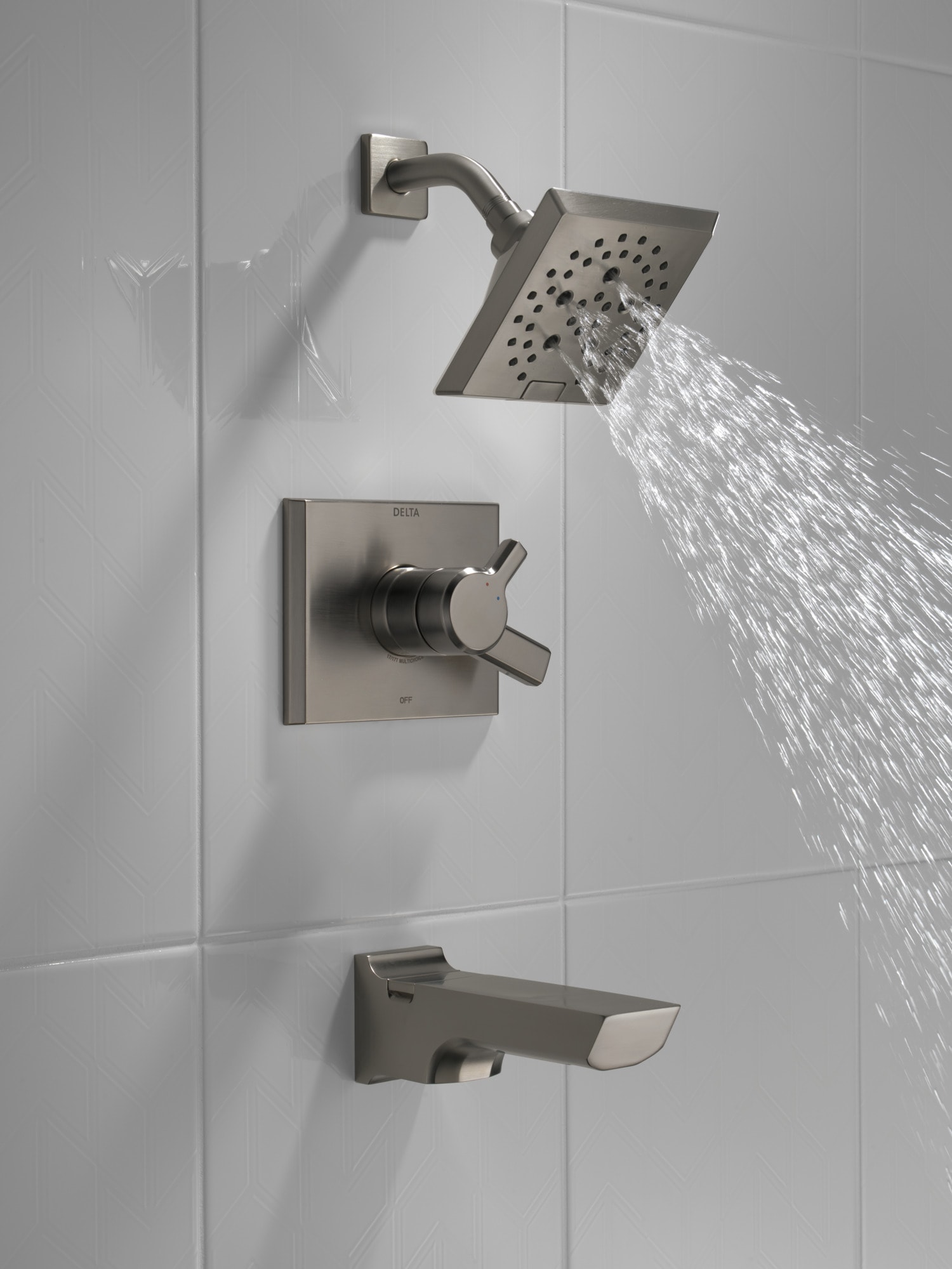 Grifo de bañera y ducha cuadrado de 5.75 pulgadas, de acero inoxidable negro con recubrimiento lumínico y dos manijas multi-función de la colección Pivotal de Delta.