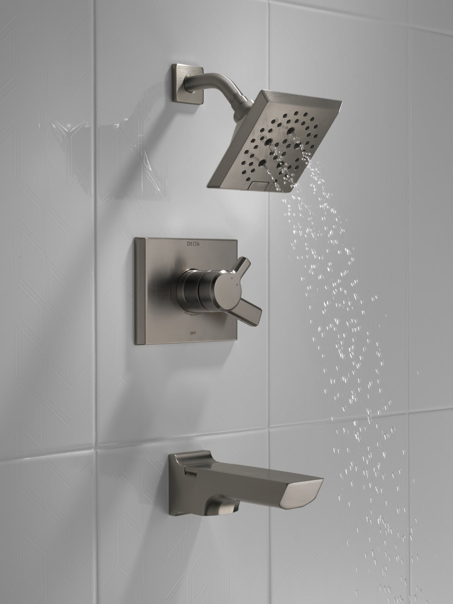 Grifo de bañera y ducha cuadrado de 5.75 pulgadas, de acero inoxidable negro con recubrimiento lumínico y dos manijas multi-función de la colección Pivotal de Delta.