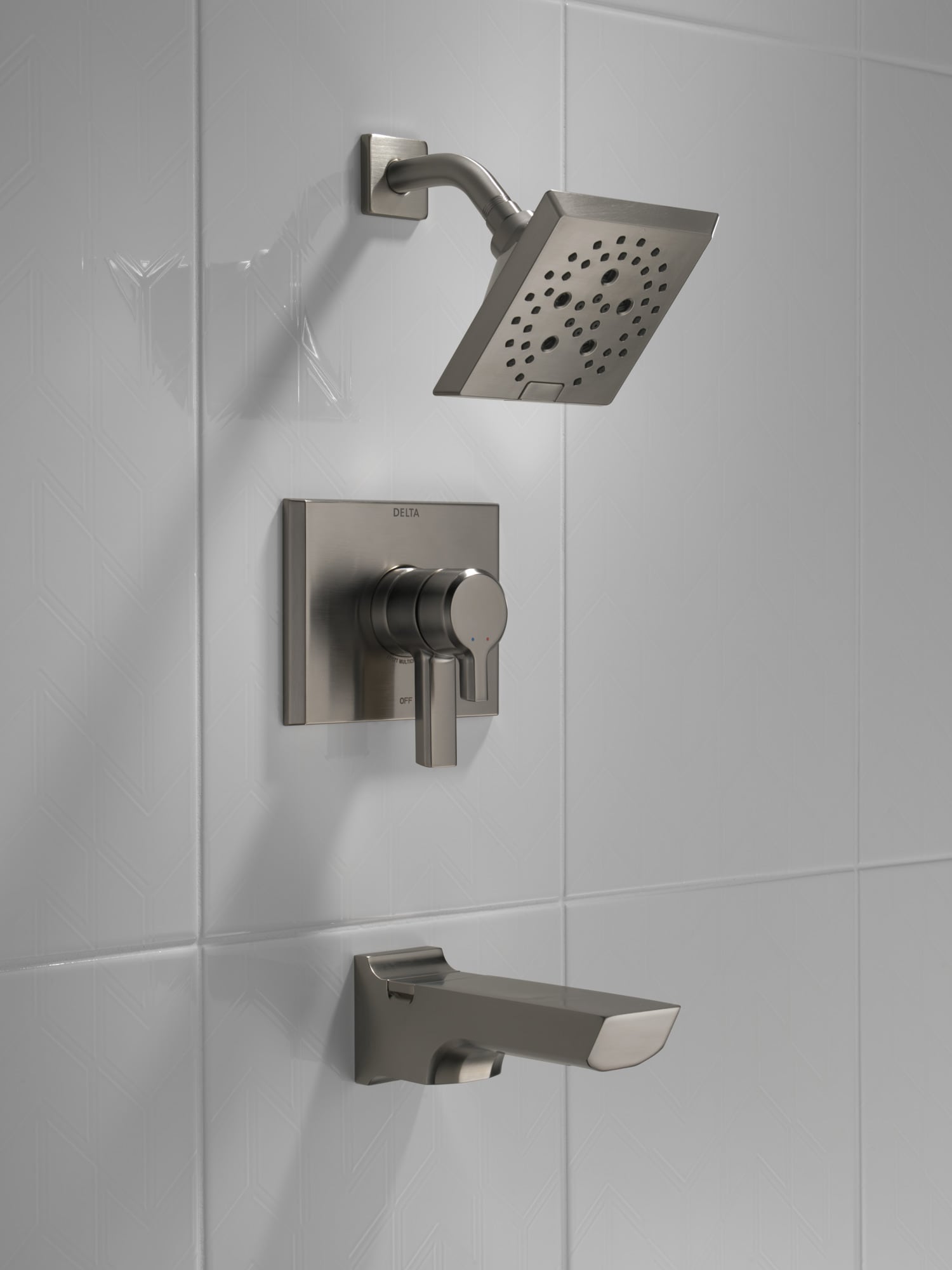 Grifo de bañera y ducha cuadrado de 5.75 pulgadas, de acero inoxidable negro con recubrimiento lumínico y dos manijas multi-función de la colección Pivotal de Delta.