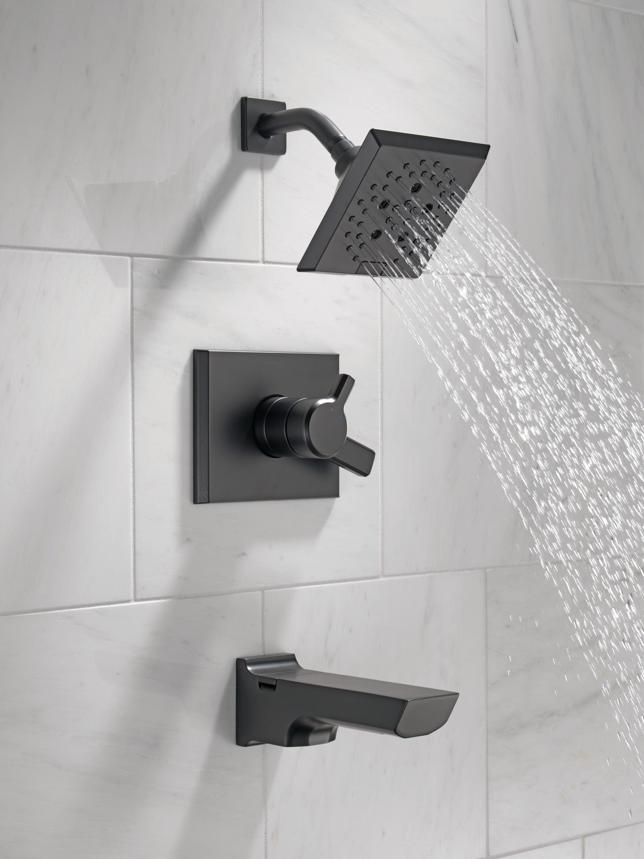 Grifo de bañera y regadera cuadrado de 5.78 pulgadas con acabado negro mate de dos manijas de la colección Delta Pivotal