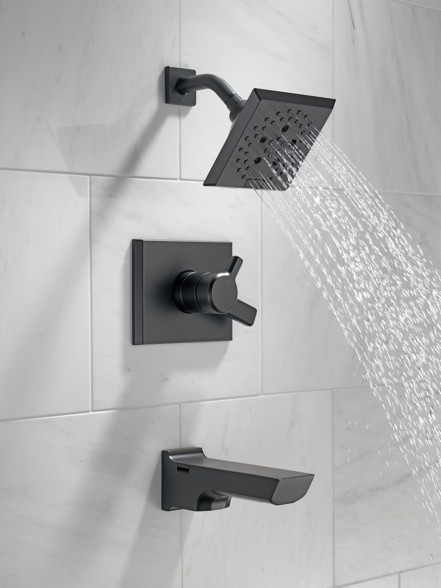 Grifo de bañera y regadera cuadrado de 5.78 pulgadas con acabado negro mate de dos manijas de la colección Delta Pivotal