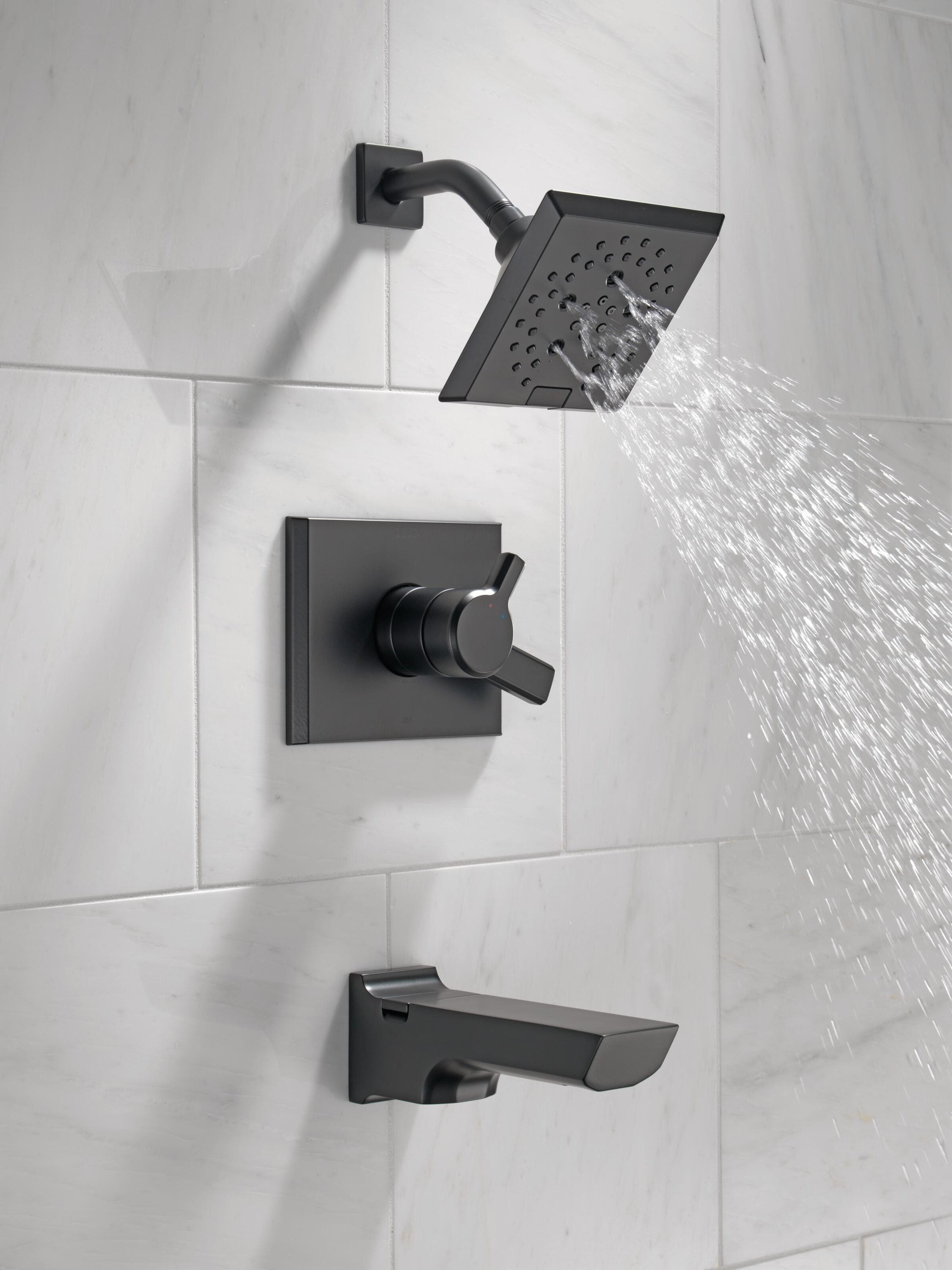 Grifo de bañera y regadera cuadrado de 5.78 pulgadas con acabado negro mate de dos manijas de la colección Delta Pivotal